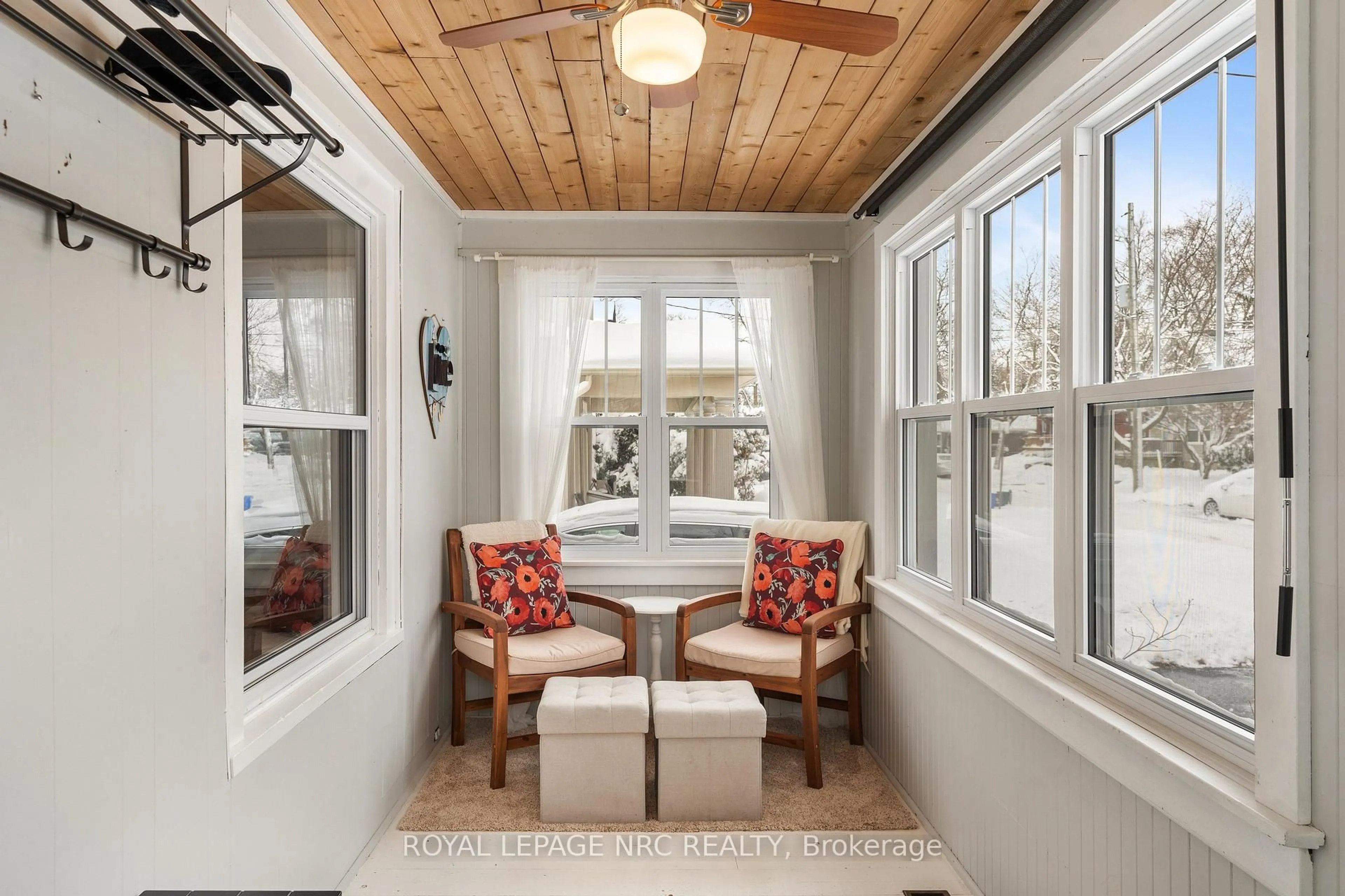 Indoor entryway for 76 Henry St, St. Catharines Ontario L2R 5V2