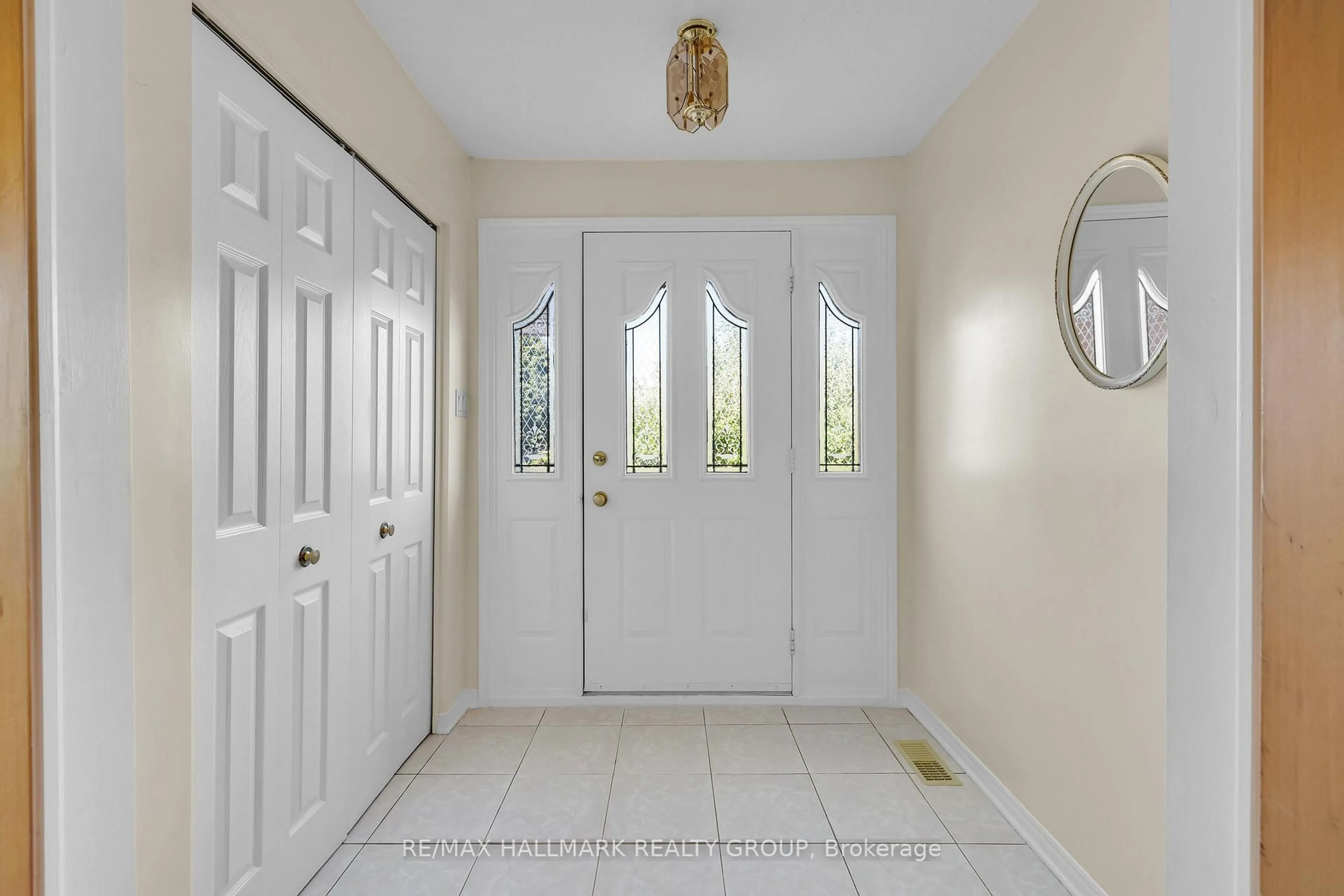 Indoor entryway for 1396 Larose Ave, Ottawa Ontario K1Z 7X7