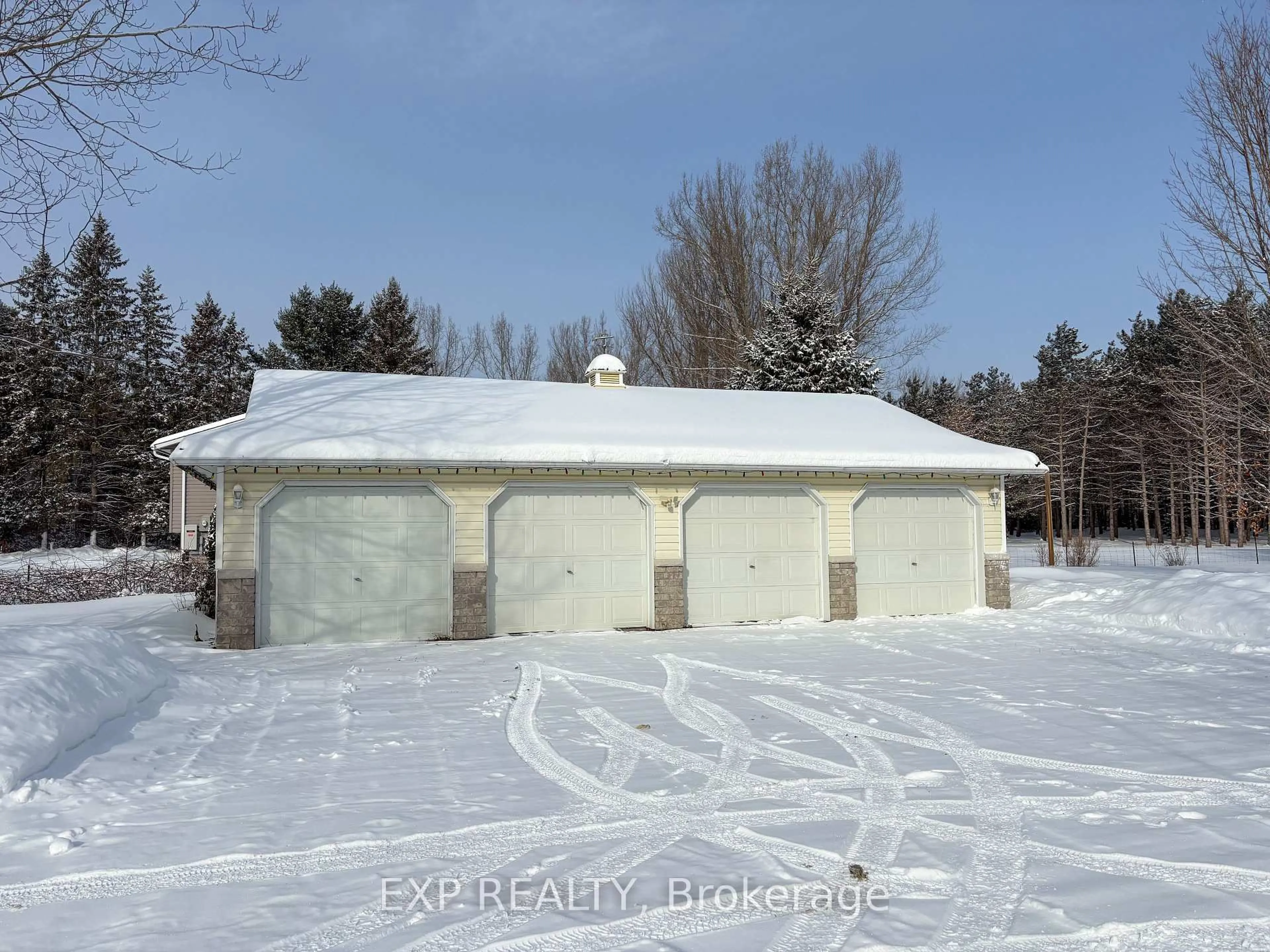 Indoor garage for 2296 Eady Rd, Renfrew Ontario K7V 3Z8