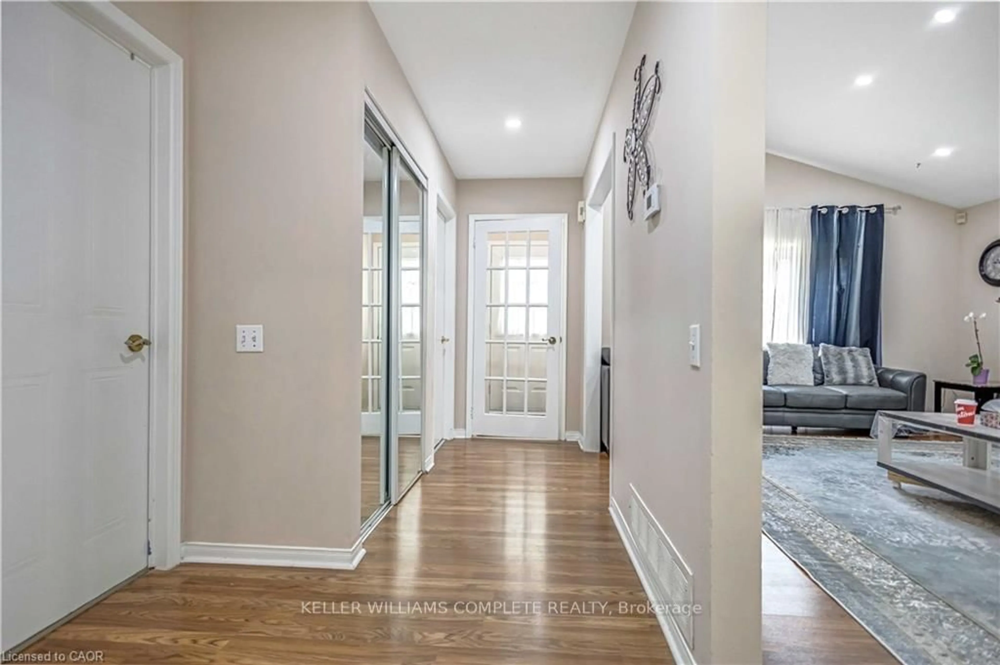 Indoor entryway for 375 SILVERBIRCH Blvd, Hamilton Ontario L0R 1W0