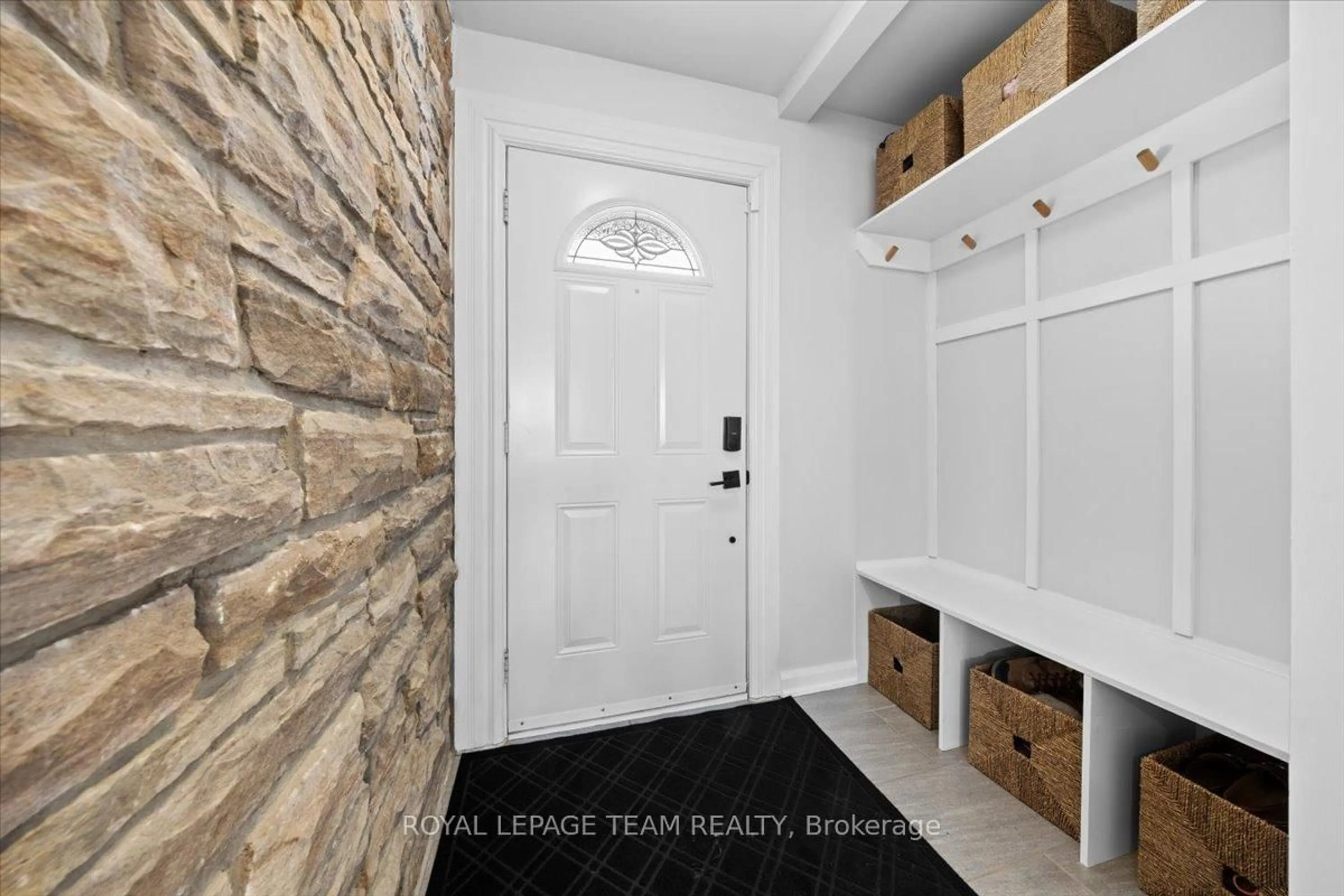 Indoor entryway for 20 Whitburn Cres, Ottawa Ontario K2H 5K6