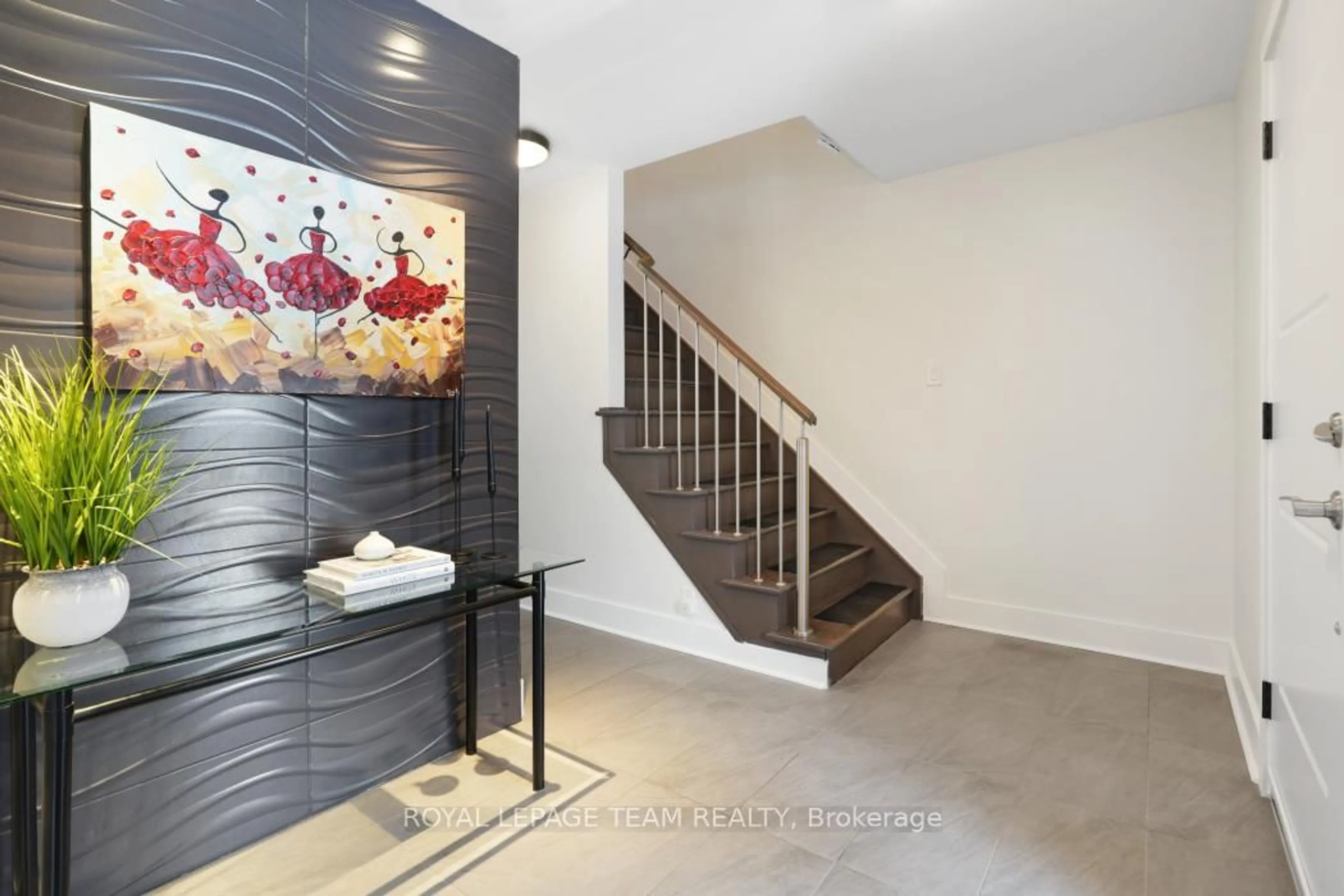 Indoor entryway for 28 Holitman Dr, Barrhaven Ontario K2J 2A9
