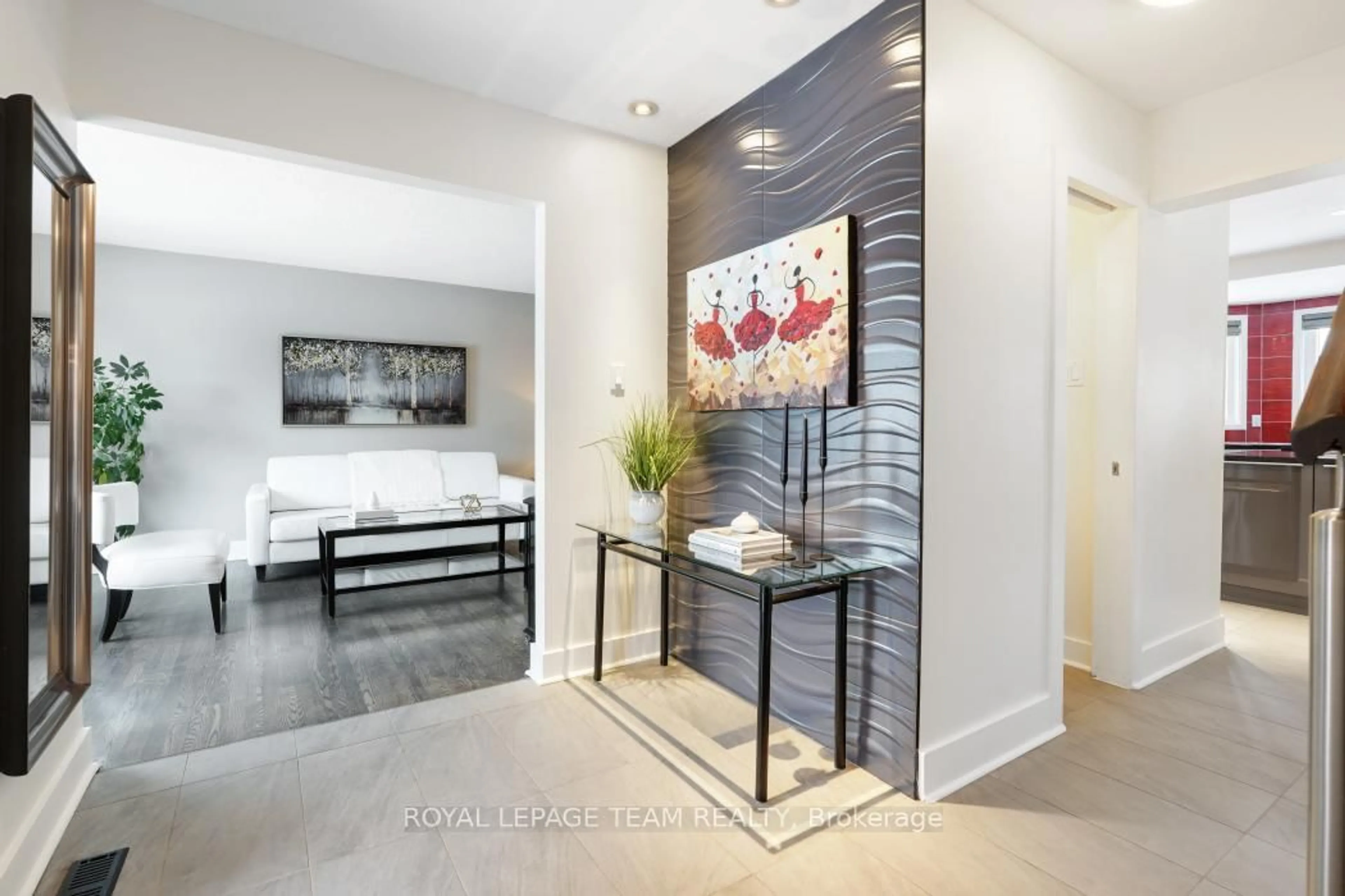 Indoor entryway for 28 Holitman Dr, Barrhaven Ontario K2J 2A9