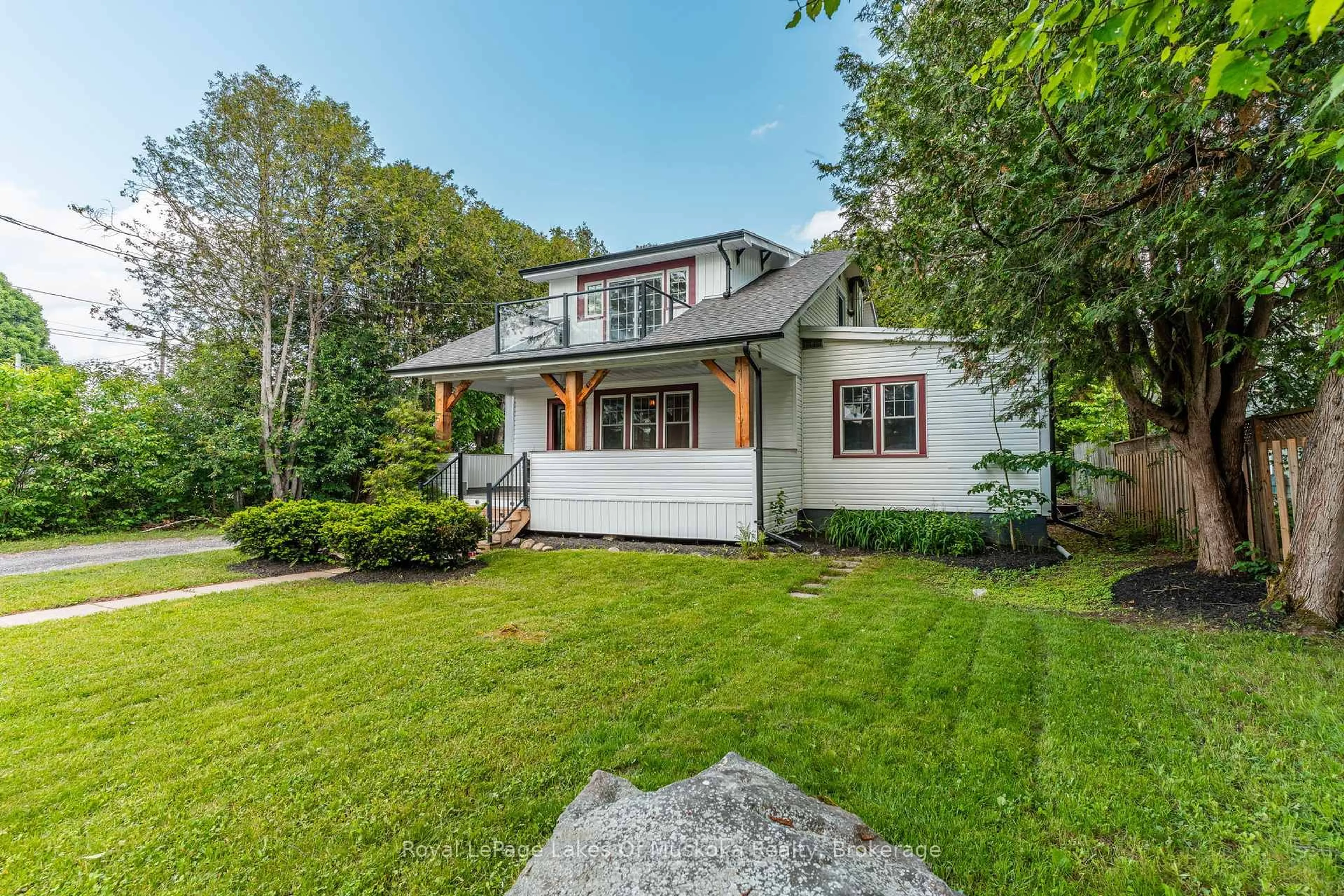 Home with vinyl exterior material, street for 8 North Rd, Lake of Bays Ontario P0B 1A0