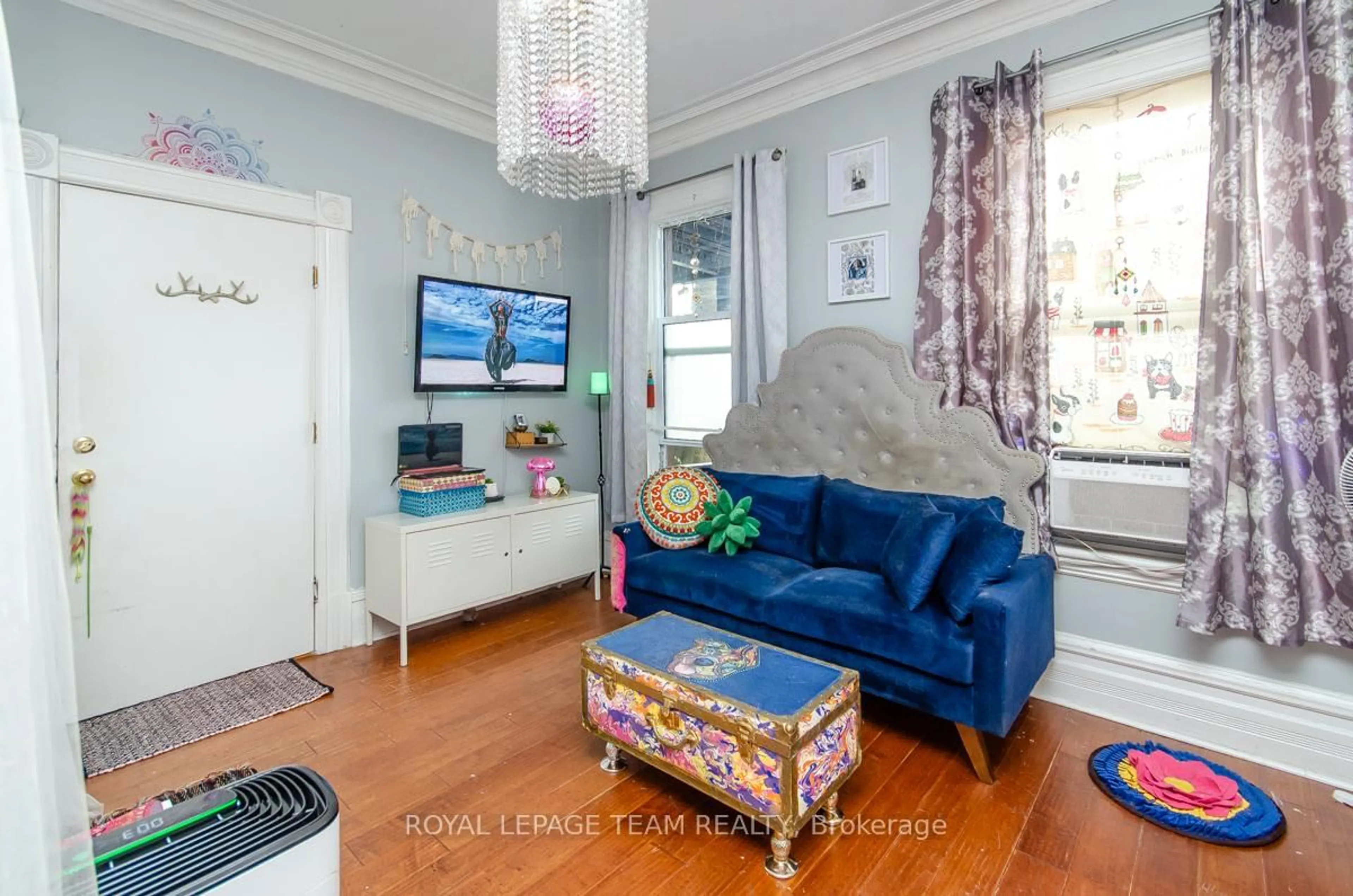 Living room with furniture, unknown for 46 James St, Ottawa Ontario K2P 0T6