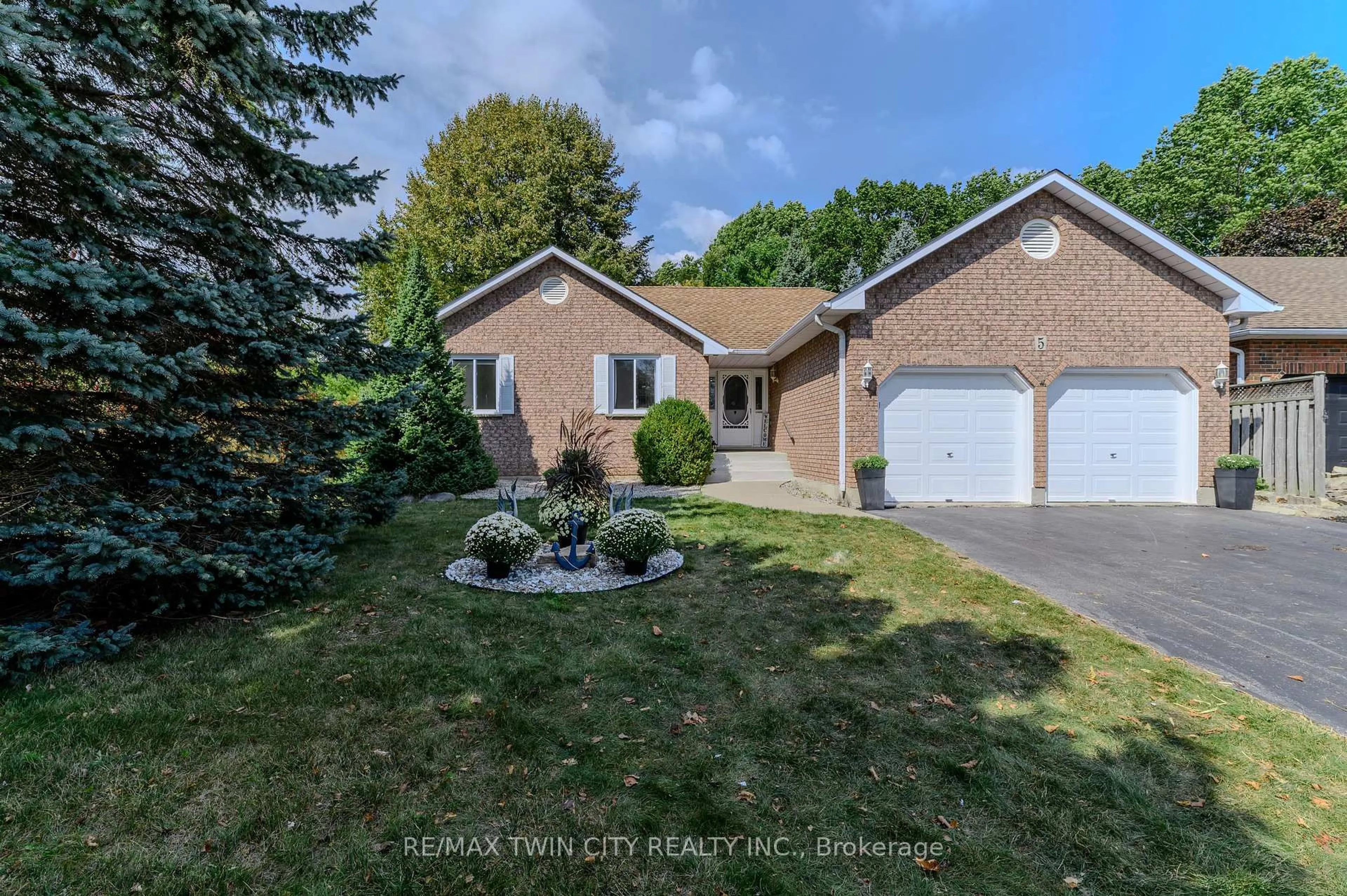 A pic from outside/outdoor area/front of a property/back of a property/a pic from drone, street for 5 Newport Lane, Norfolk Ontario N0A 1N7