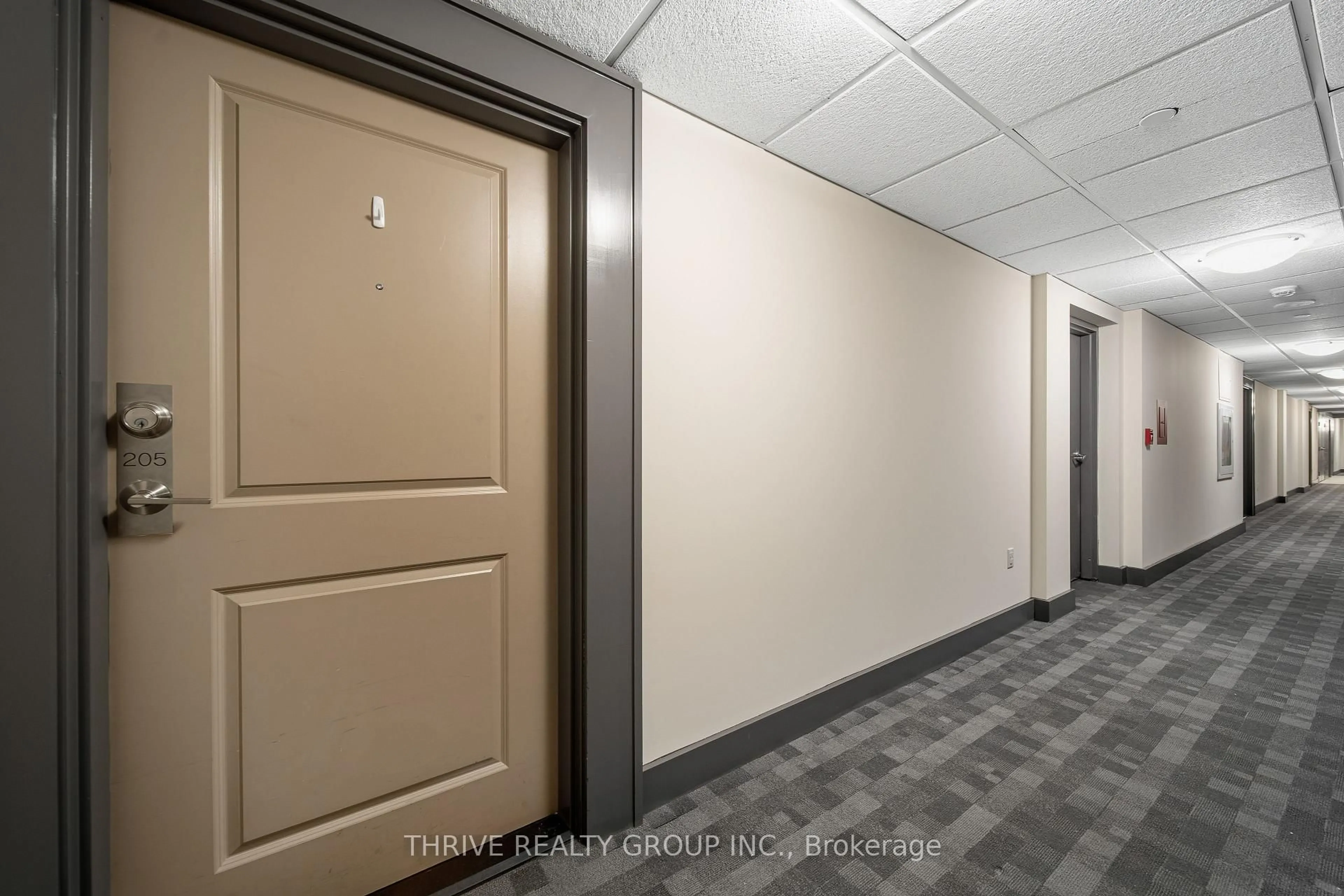 Indoor foyer for 240 Villagewalk Blvd #205, London North Ontario N6G 0P6