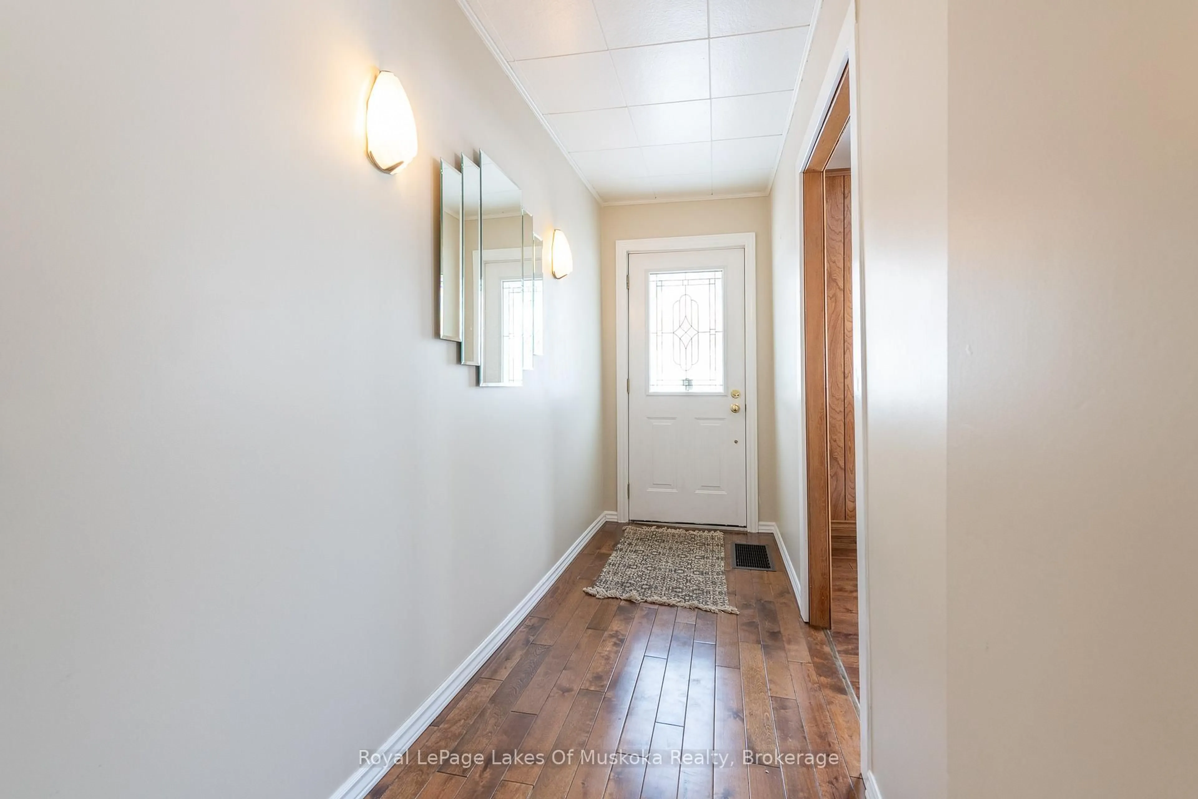 Indoor entryway for 9 Caroline St, Huntsville Ontario P1H 2B3