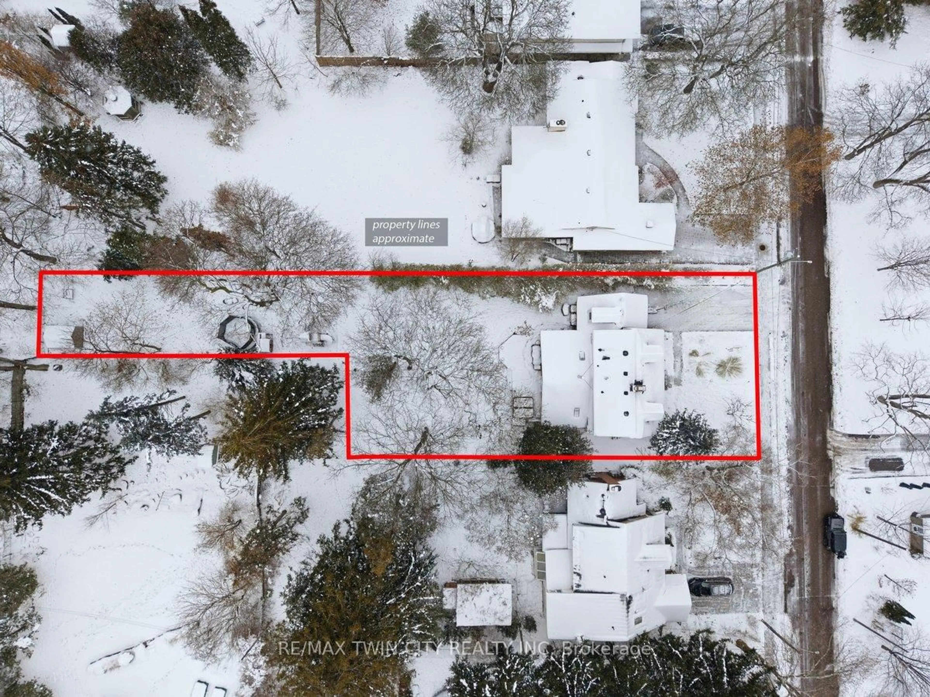 A pic from outside/outdoor area/front of a property/back of a property/a pic from drone, building for 115 Roslin Ave, Waterloo Ontario N2L 2H3