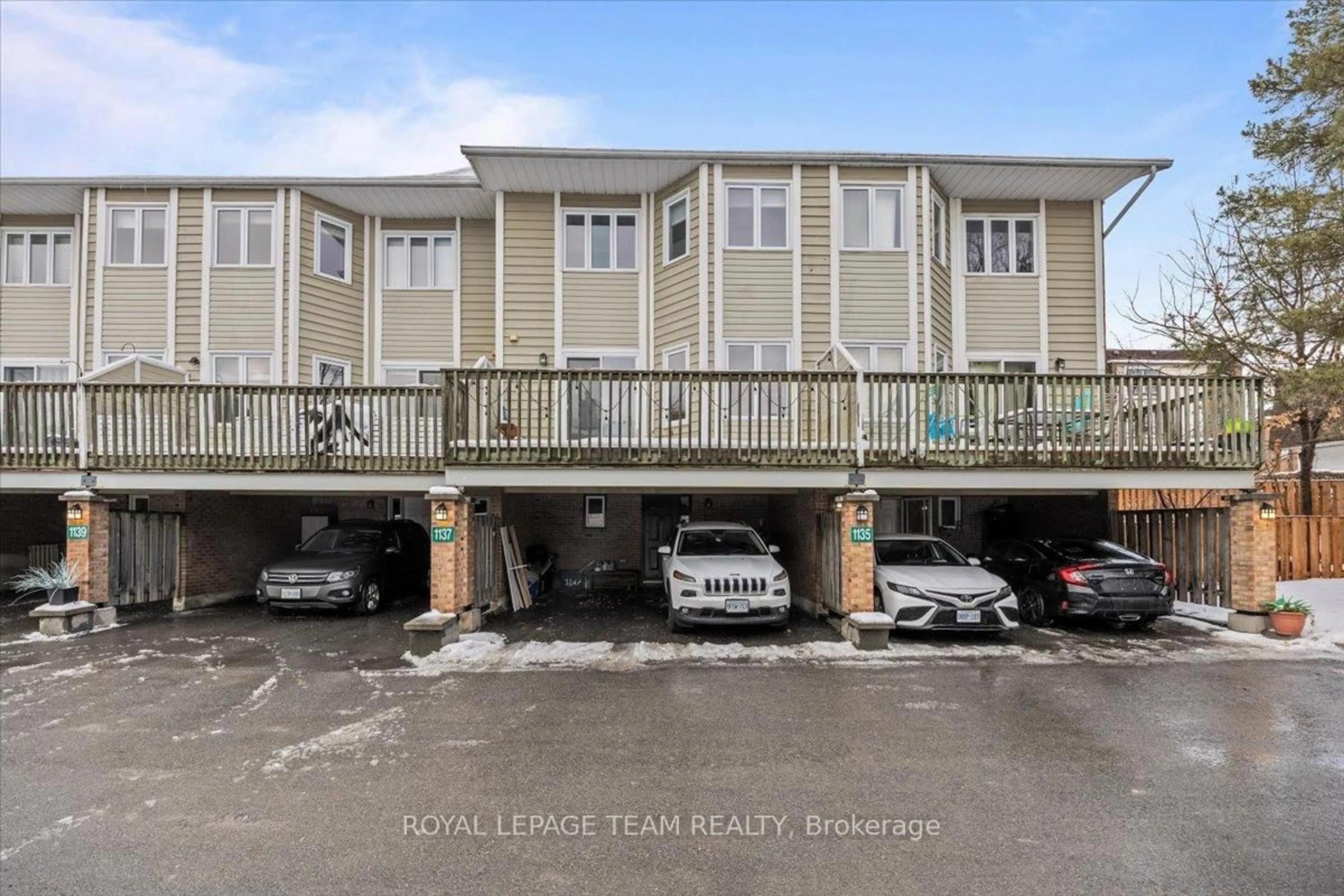 A pic from outside/outdoor area/front of a property/back of a property/a pic from drone, unknown for 1137 Chimney Hill Way, Ottawa Ontario K1J 8Z7