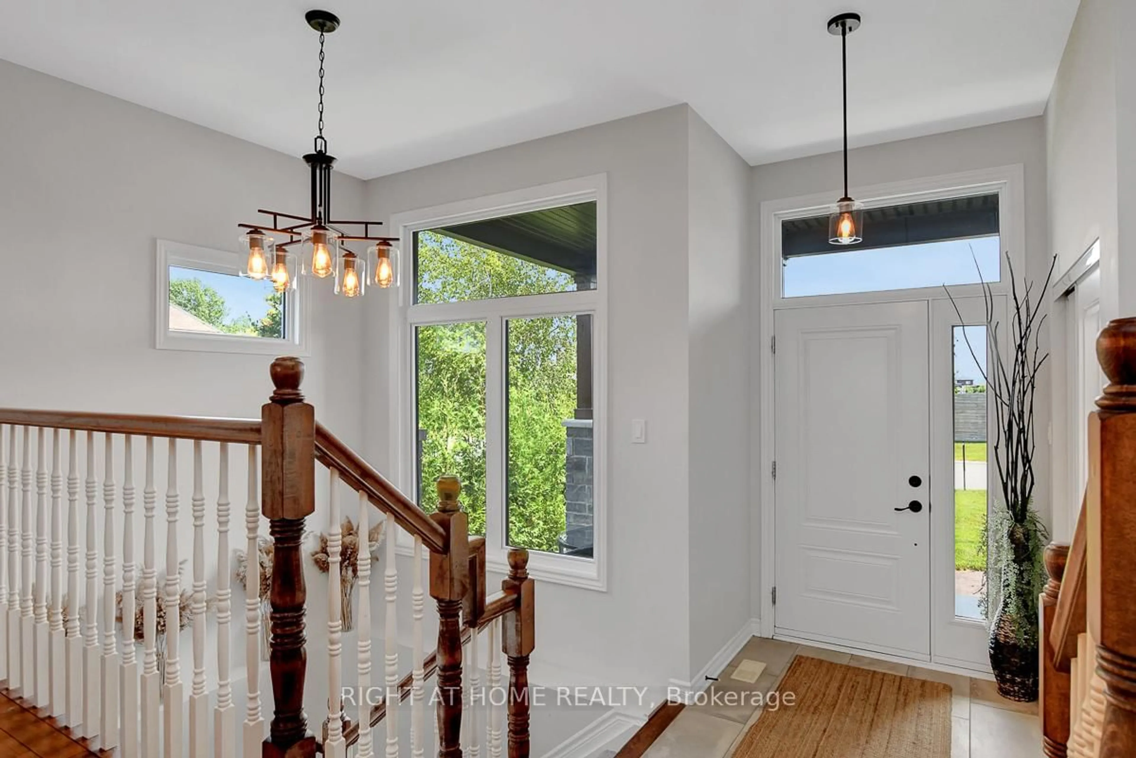 Indoor entryway for 201 Versaille St, Alfred and Plantagenet Ontario K0A 3K0
