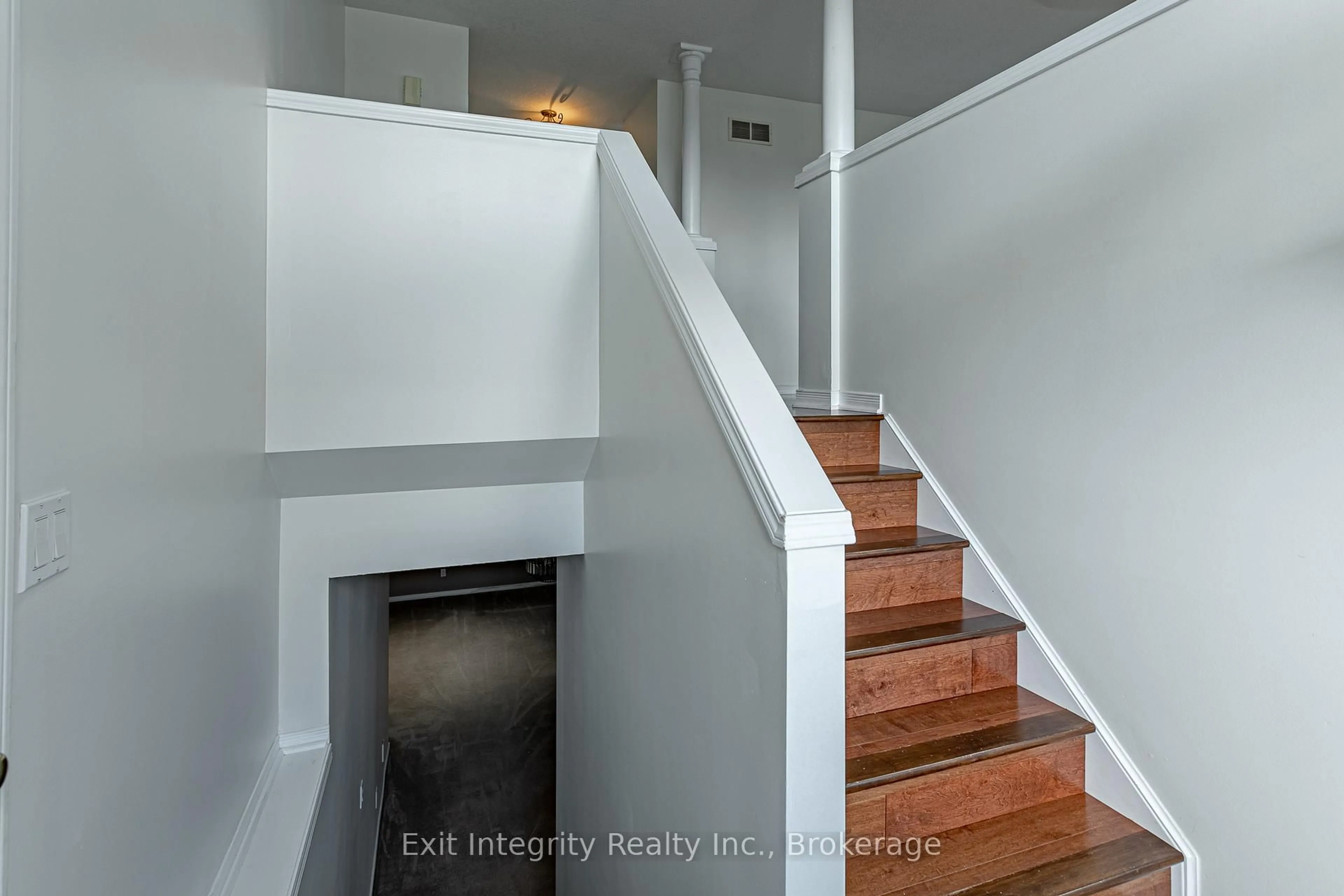 Indoor entryway for 19 David St, Ingersoll Ontario N5C 4E5