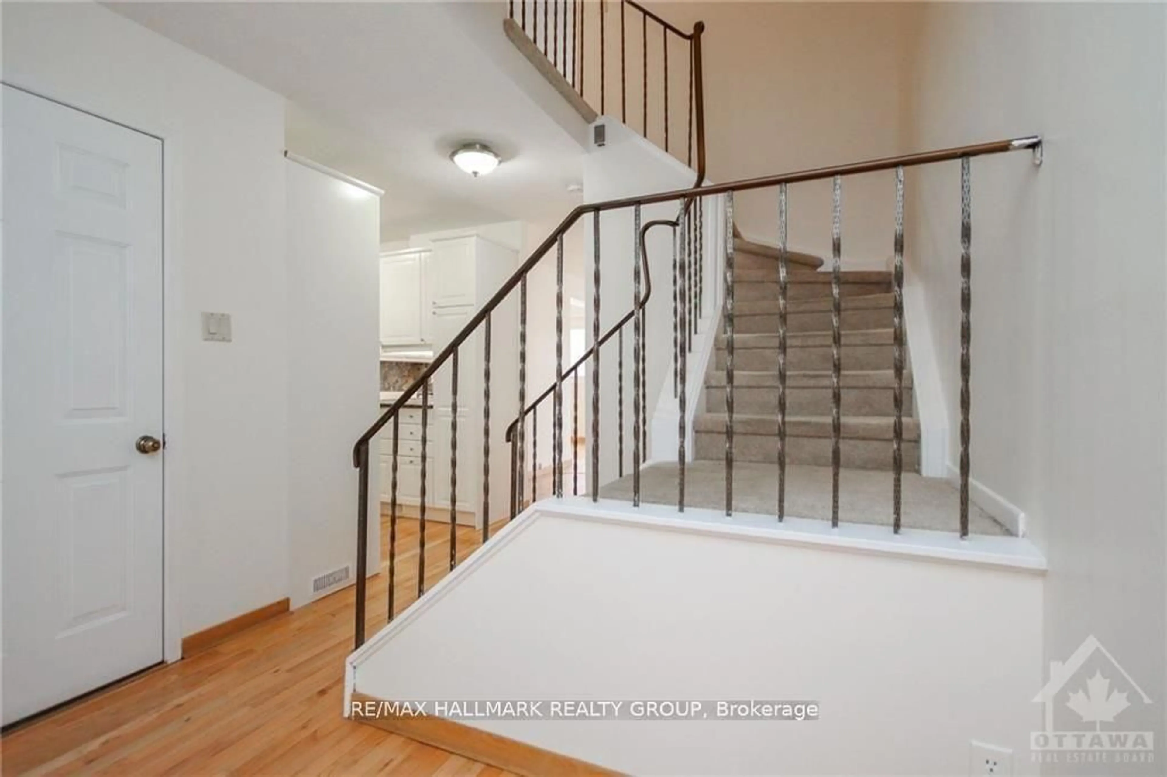 Stairs for 2088 Orient Park Dr, Ottawa Ontario K1B 4V9