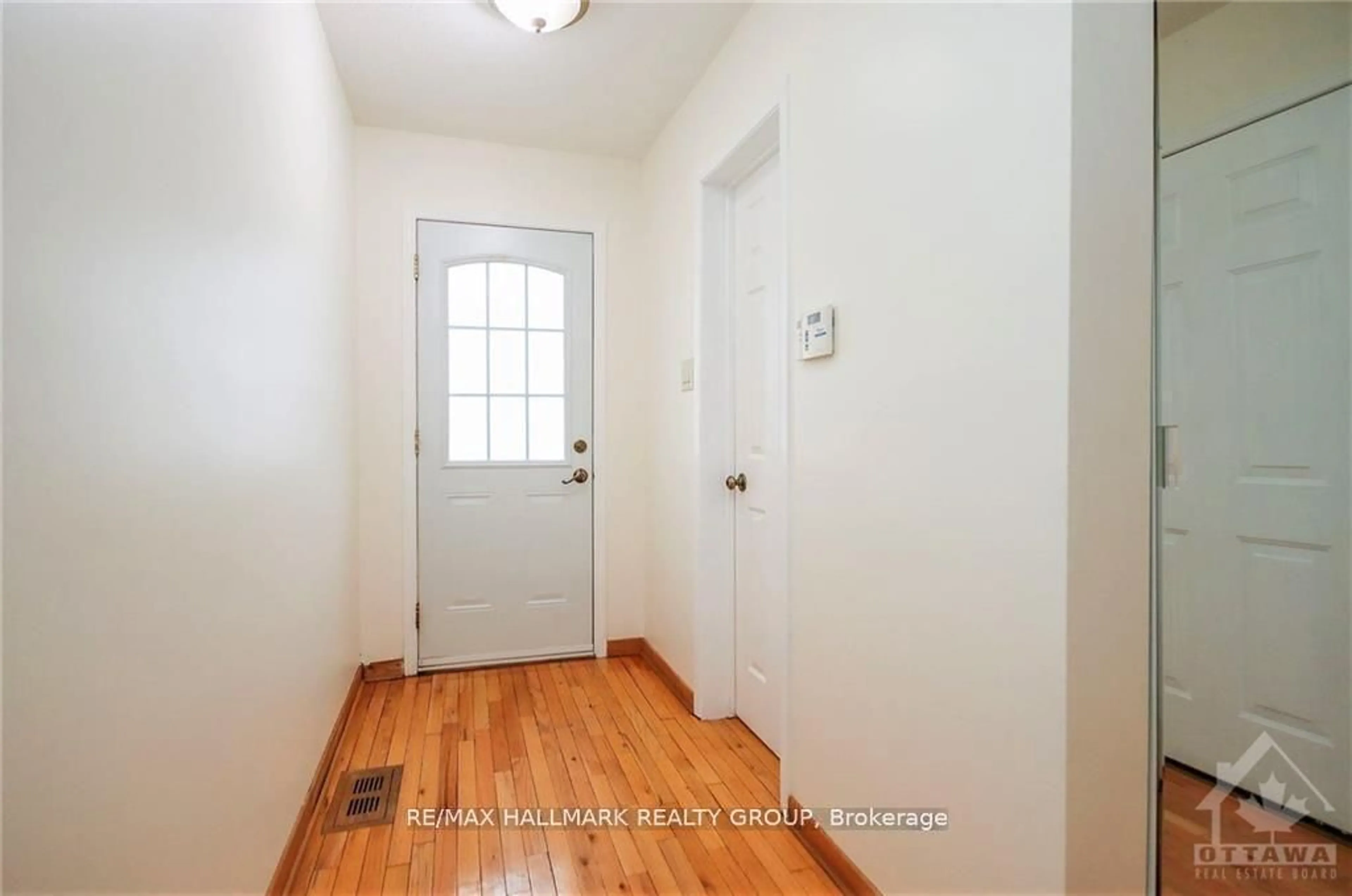 Indoor entryway for 2088 Orient Park Dr, Ottawa Ontario K1B 4V9