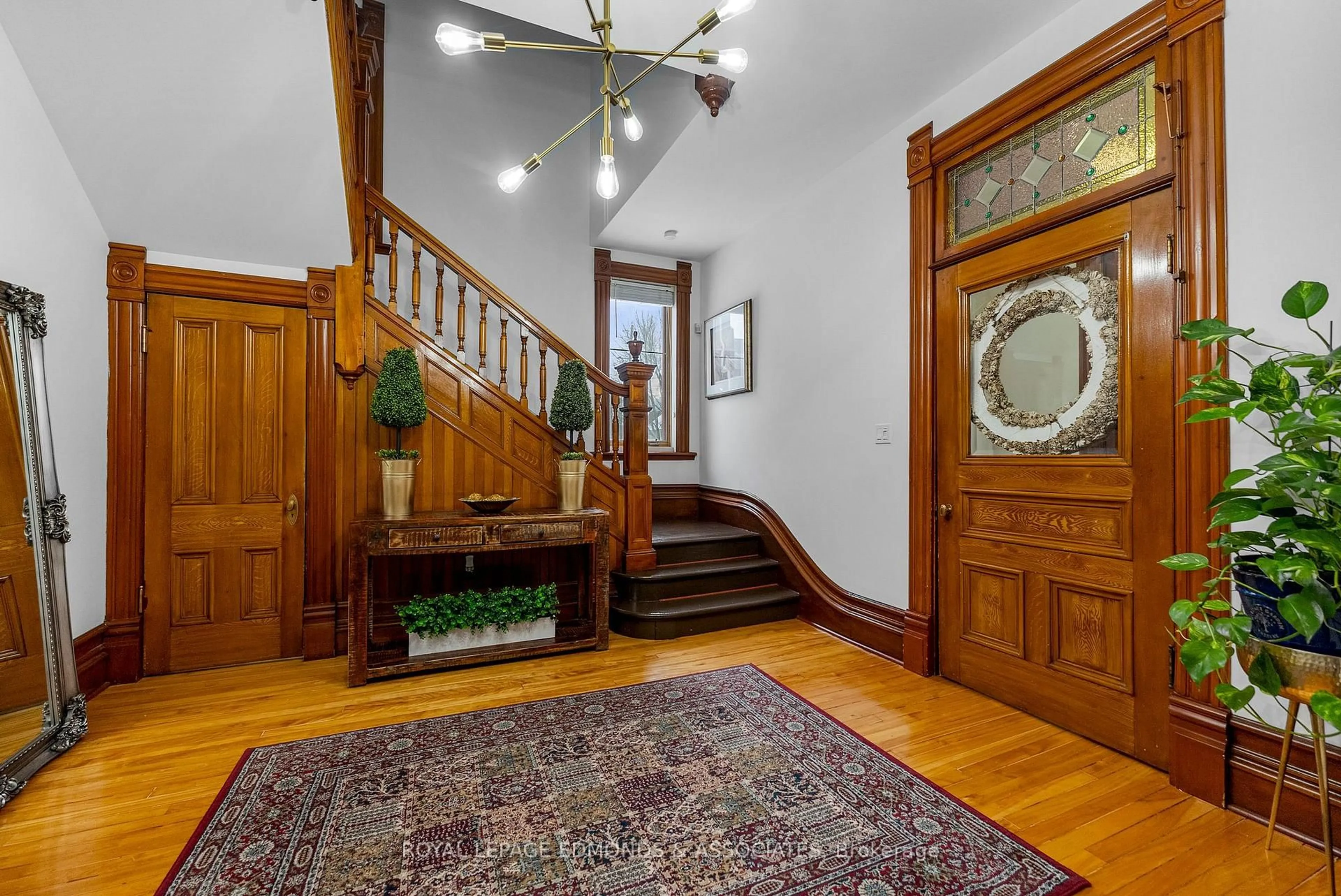 Indoor foyer for 307 Maple Ave, Pembroke Ontario K8A 1L8