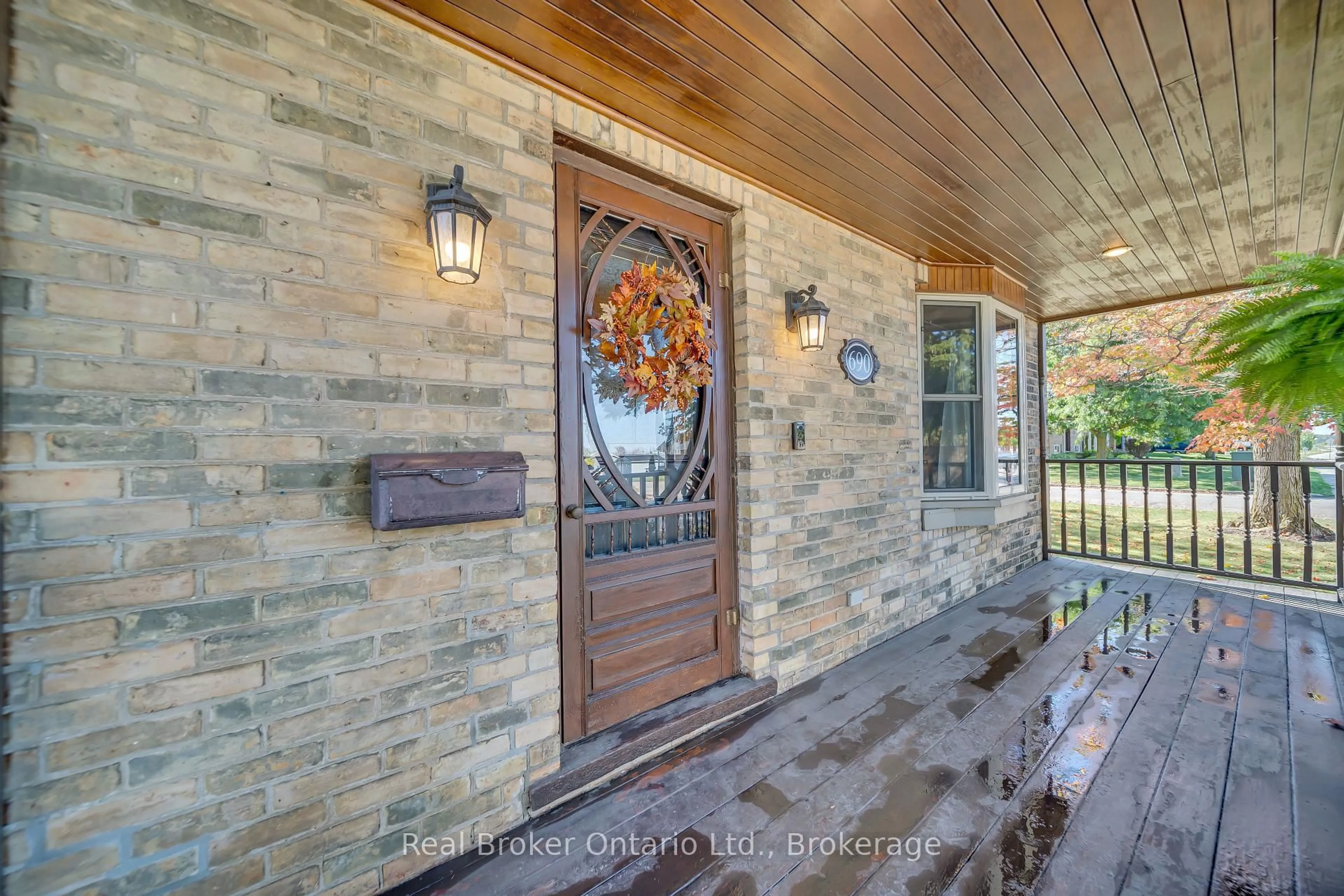 Indoor entryway for 690 Wallace Ave, North Perth Ontario N4W 1Y4