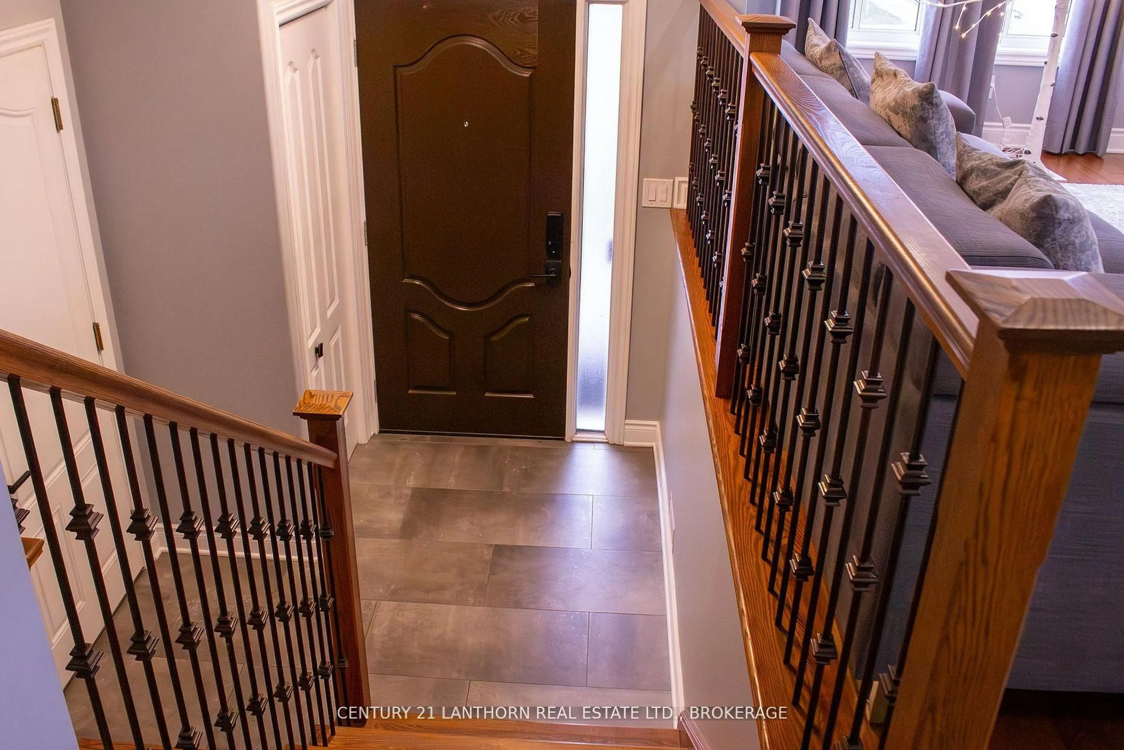 Indoor entryway for 1500 Crimson Cres, Kingston Ontario K7P 0H4