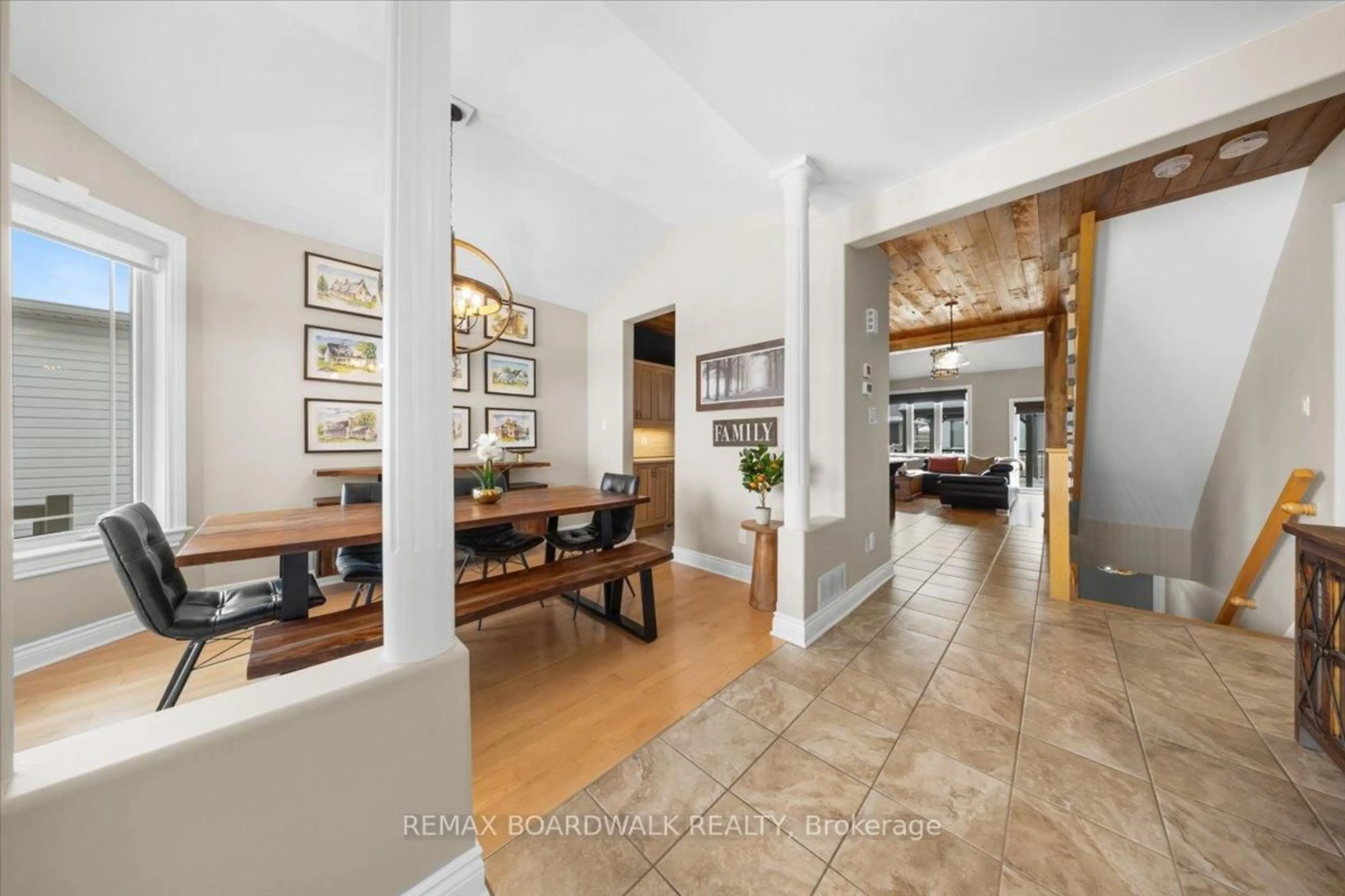 Indoor foyer for 813 Platinum St, Clarence-Rockland Ontario K4K 0J2