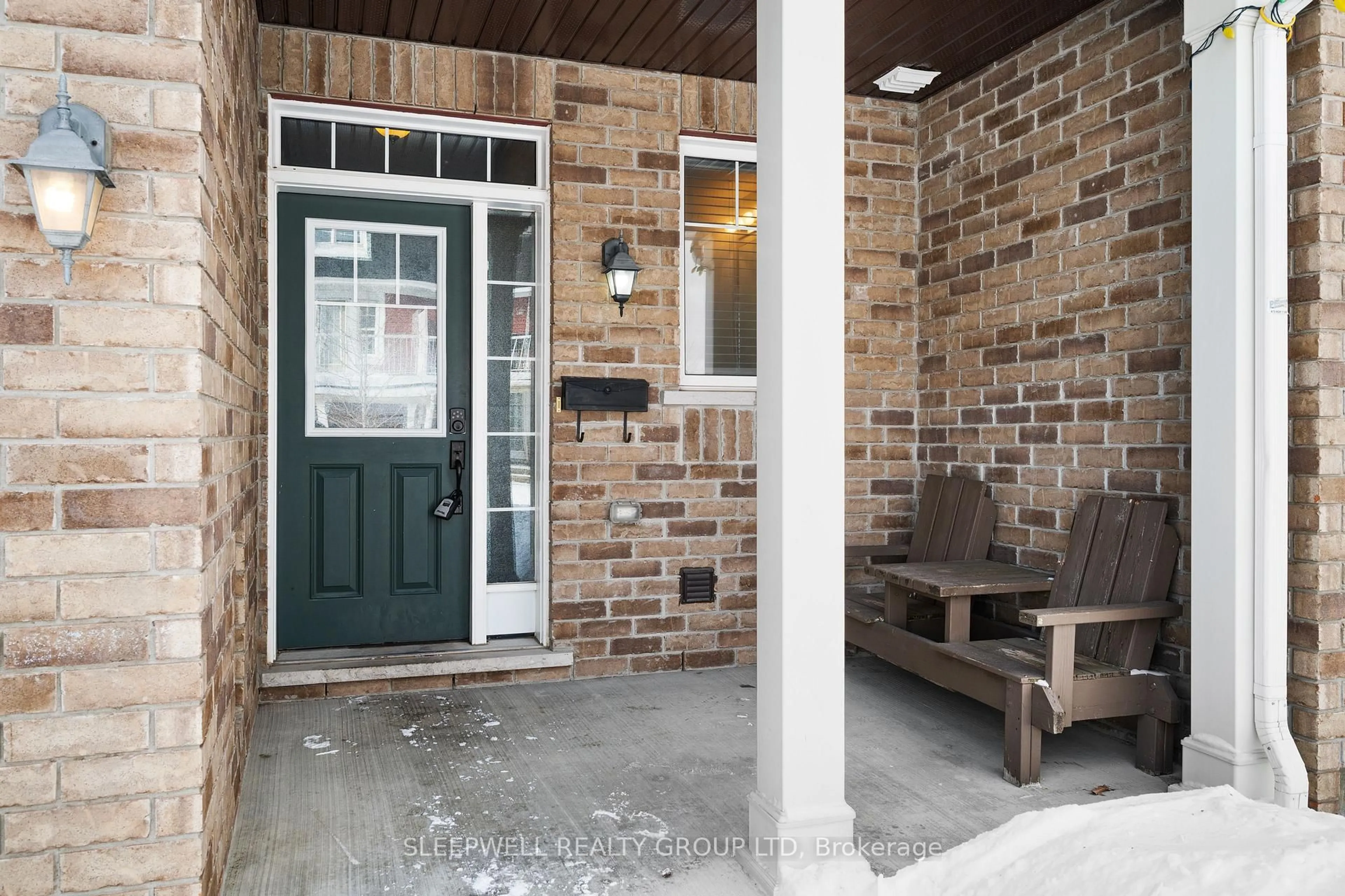 Indoor entryway for 566 Meadowcreek Circ, Kanata Ontario K2M 0J8