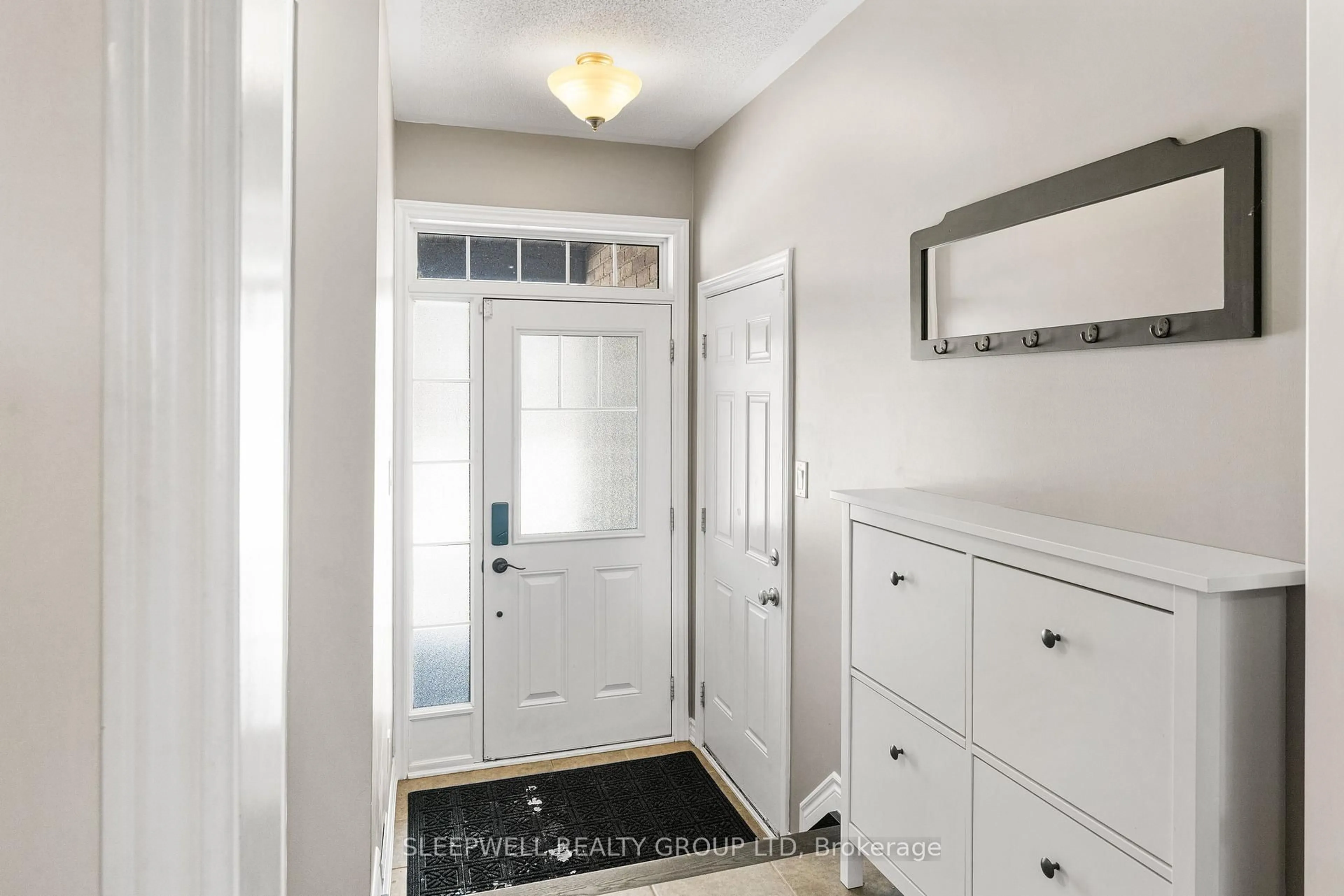 Indoor entryway for 566 Meadowcreek Circ, Kanata Ontario K2M 0J8