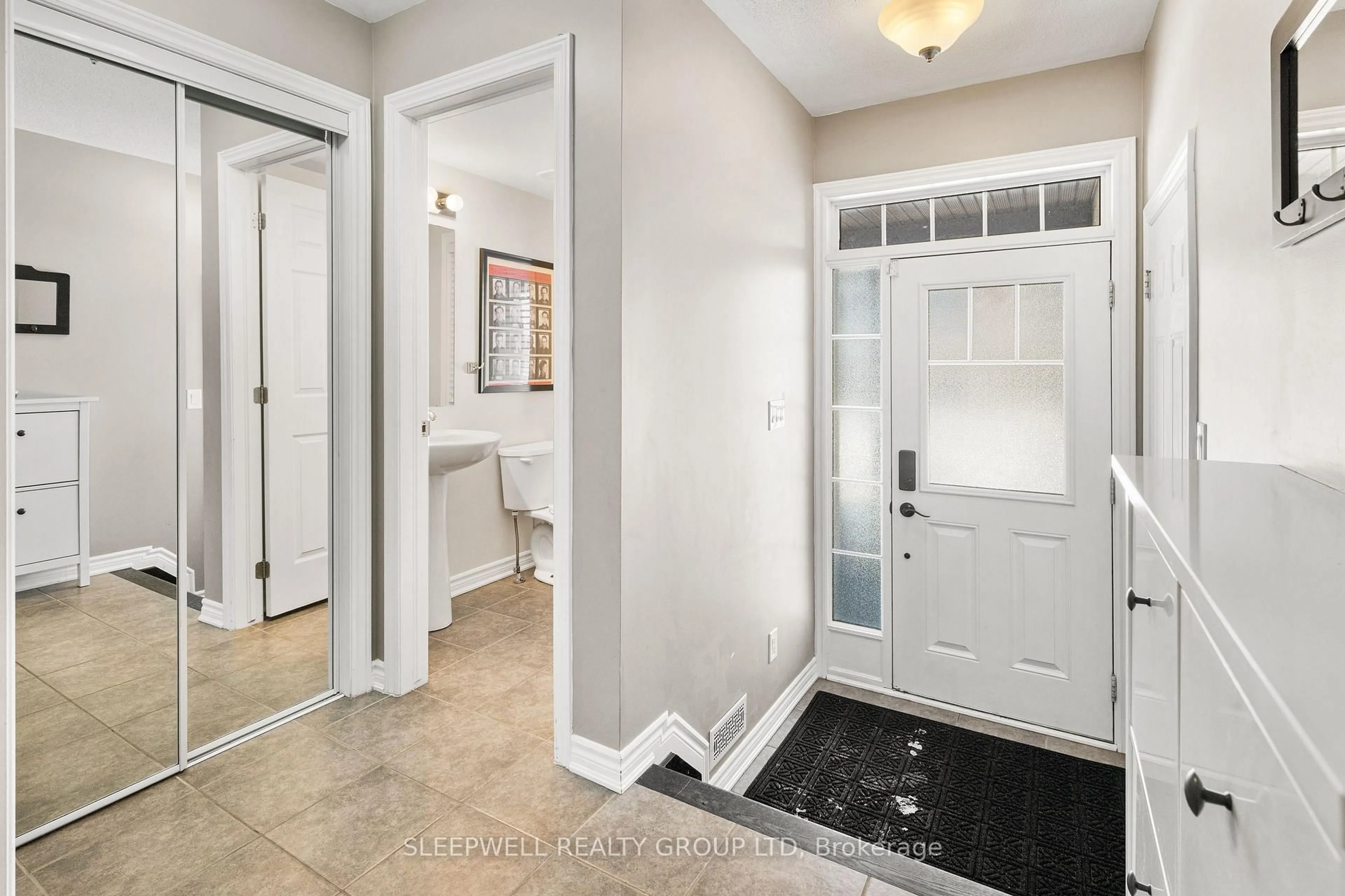 Indoor entryway for 566 Meadowcreek Circ, Kanata Ontario K2M 0J8