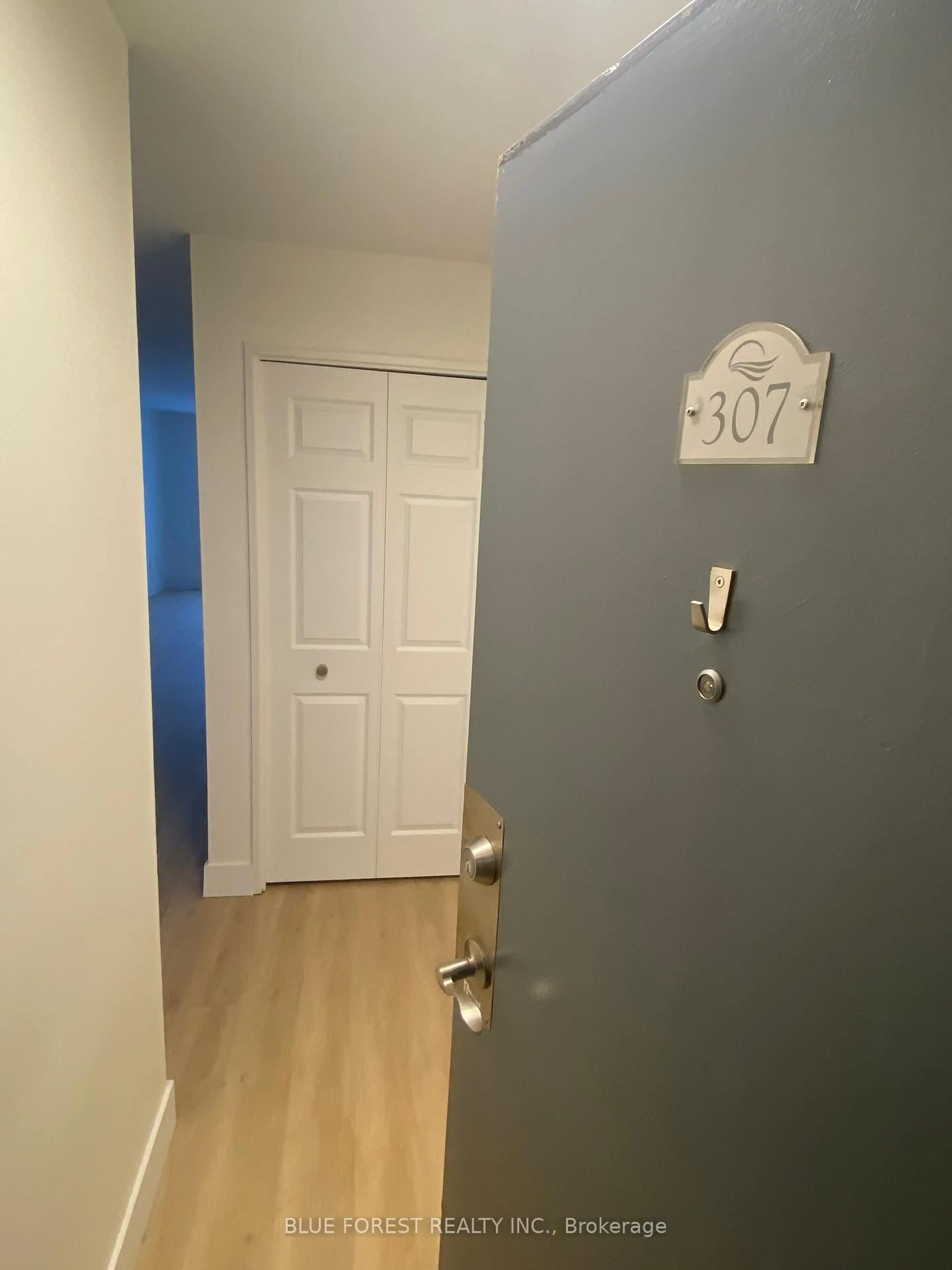 Indoor entryway for 573 MORNINGTON Ave #307, London East Ontario N5Y 4T9