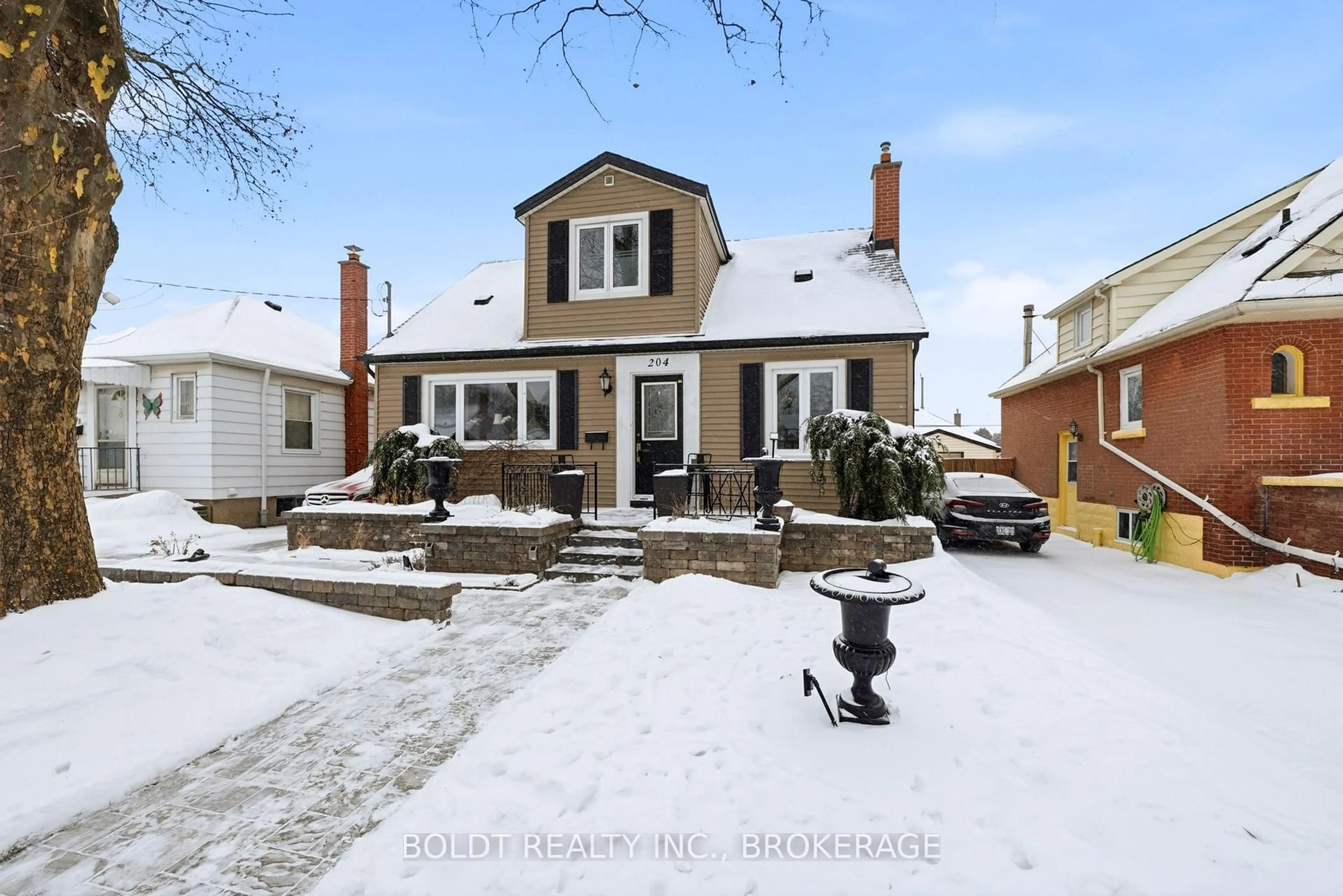 A pic from outside/outdoor area/front of a property/back of a property/a pic from drone, street for 204 Auburn Ave, Hamilton Ontario L8K 3B5