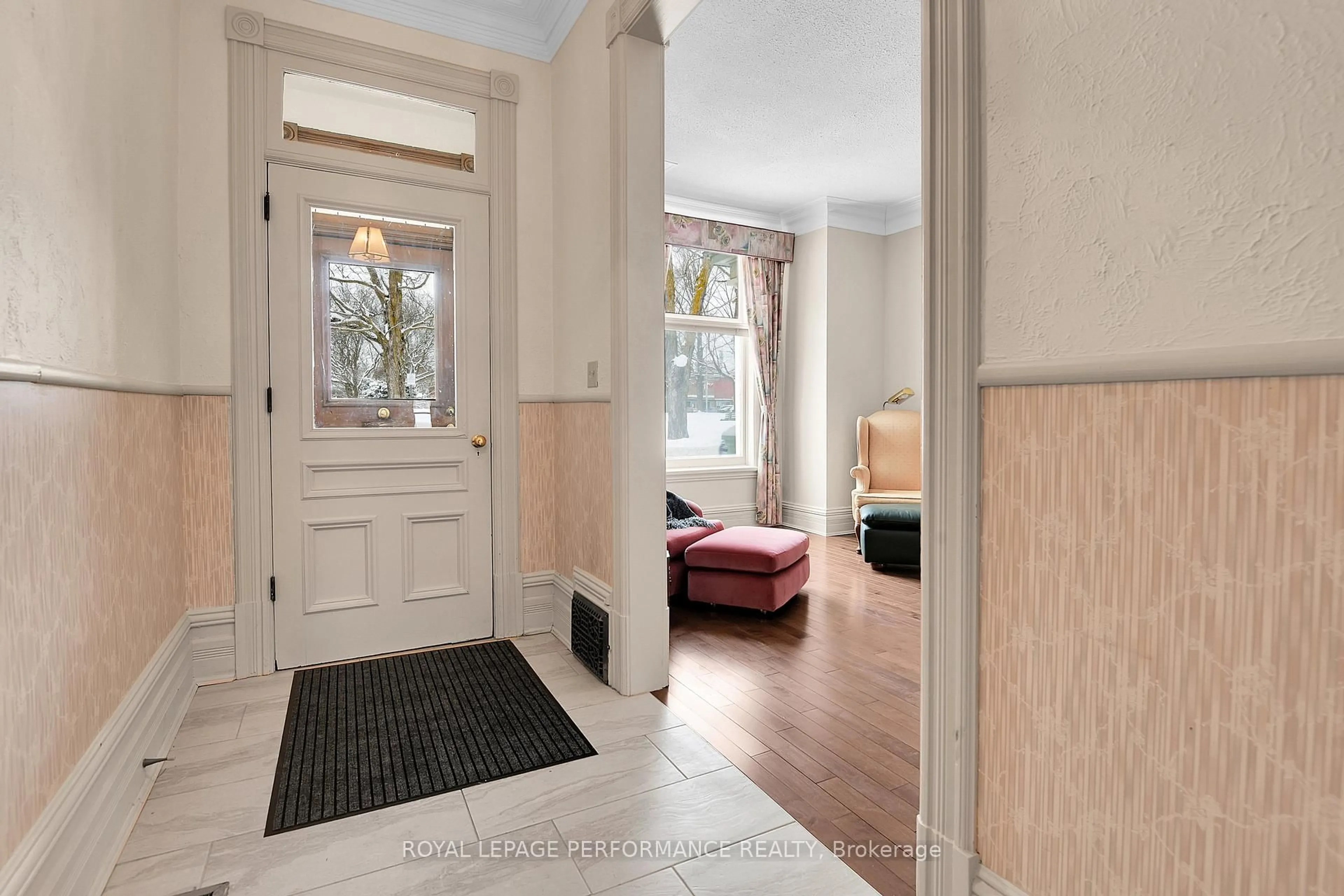 Indoor entryway for 337 Lyon St, Ottawa Ontario K1R 5W7