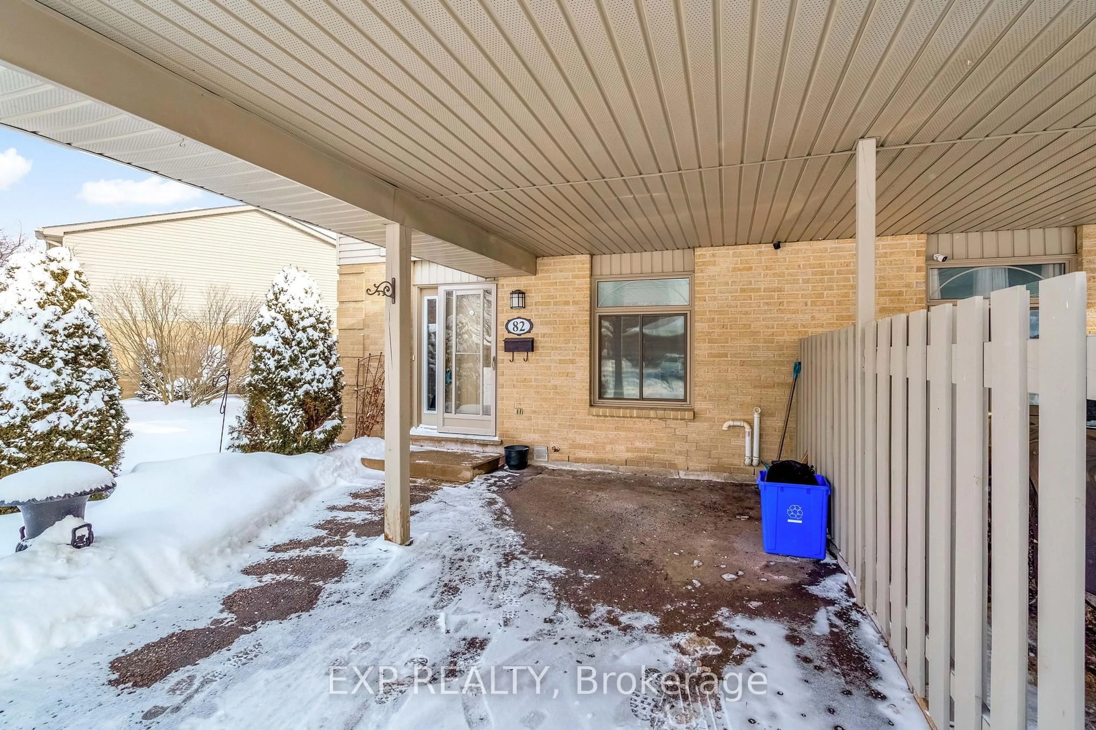 Indoor entryway for 141 Condor Crt #82, London East Ontario N5W 6A1