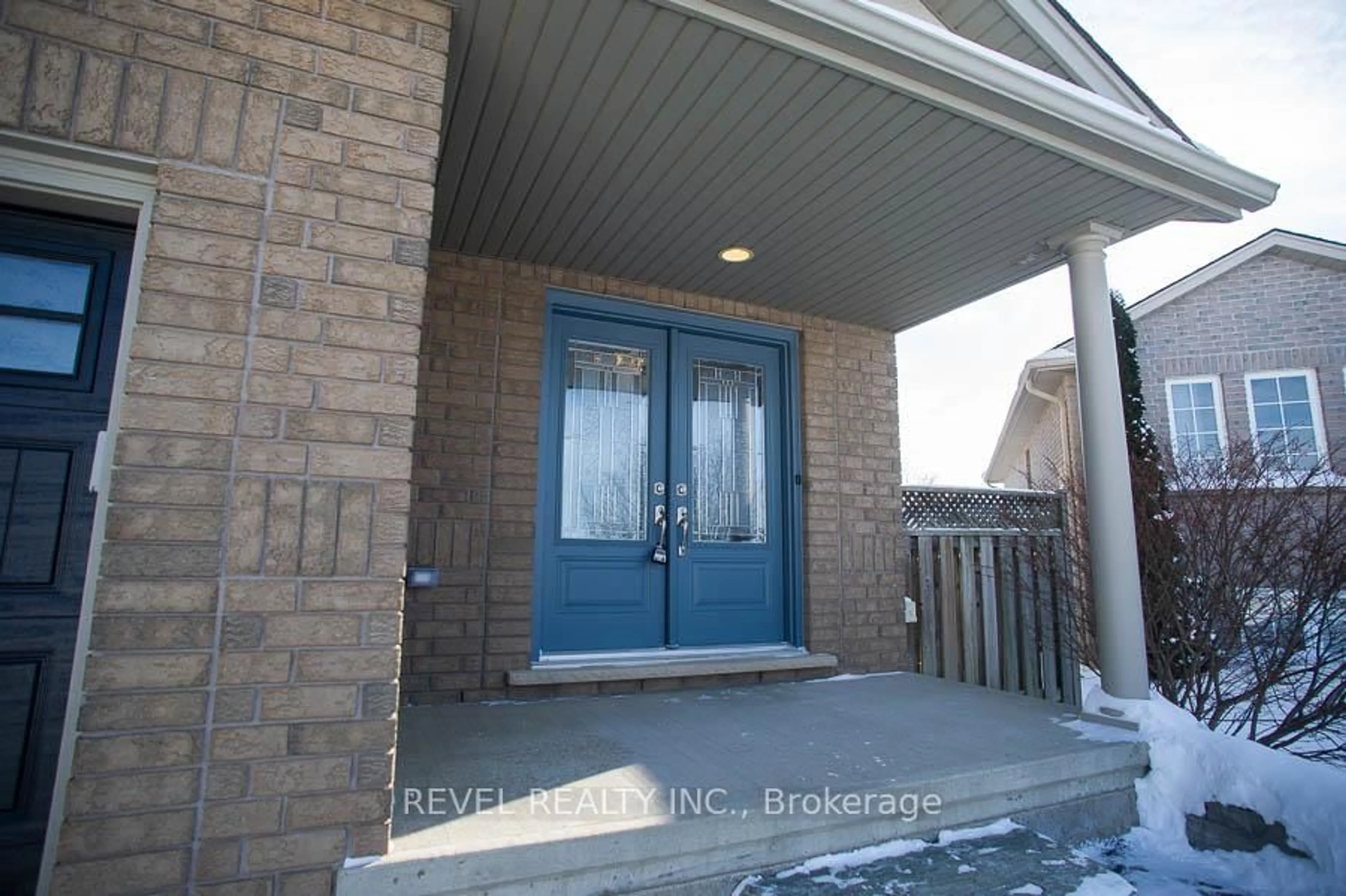 Indoor entryway for 18 Gaal Crt, Brantford Ontario N3T 6R5