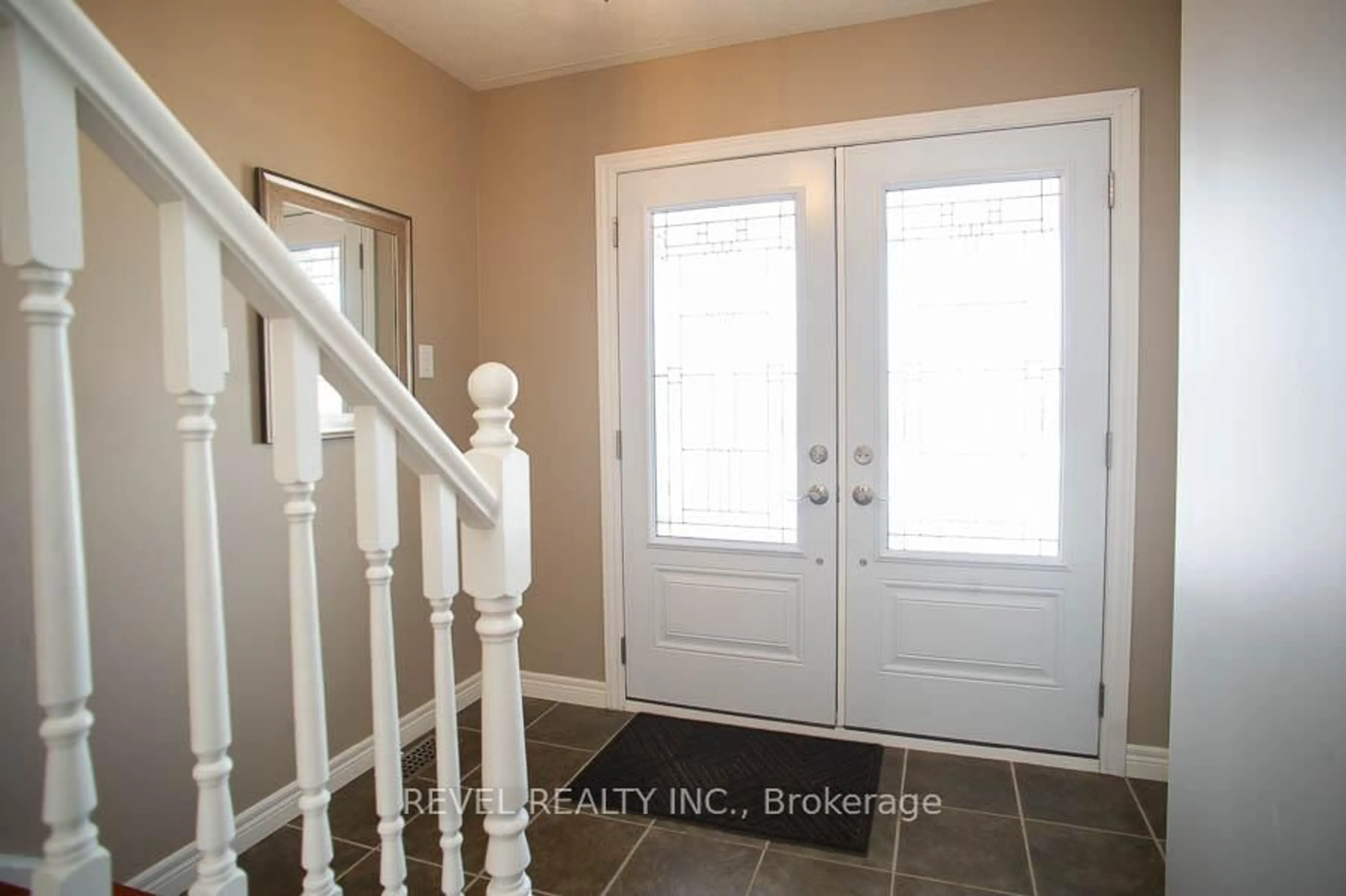 Indoor entryway for 18 Gaal Crt, Brantford Ontario N3T 6R5