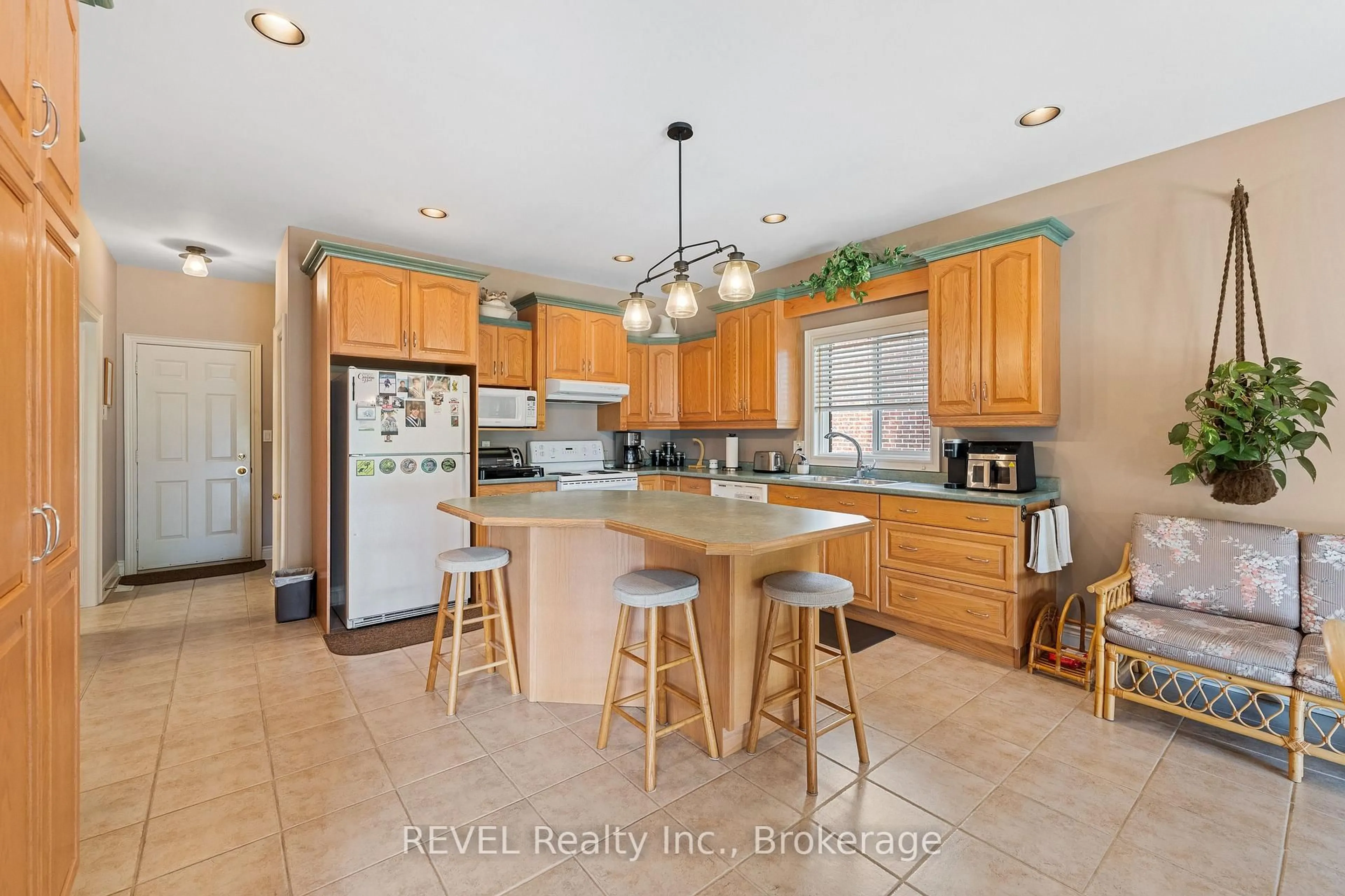 Open concept kitchen, ceramic/tile floor for 5 Beechwood Cres, Pelham Ontario L0S 1E7