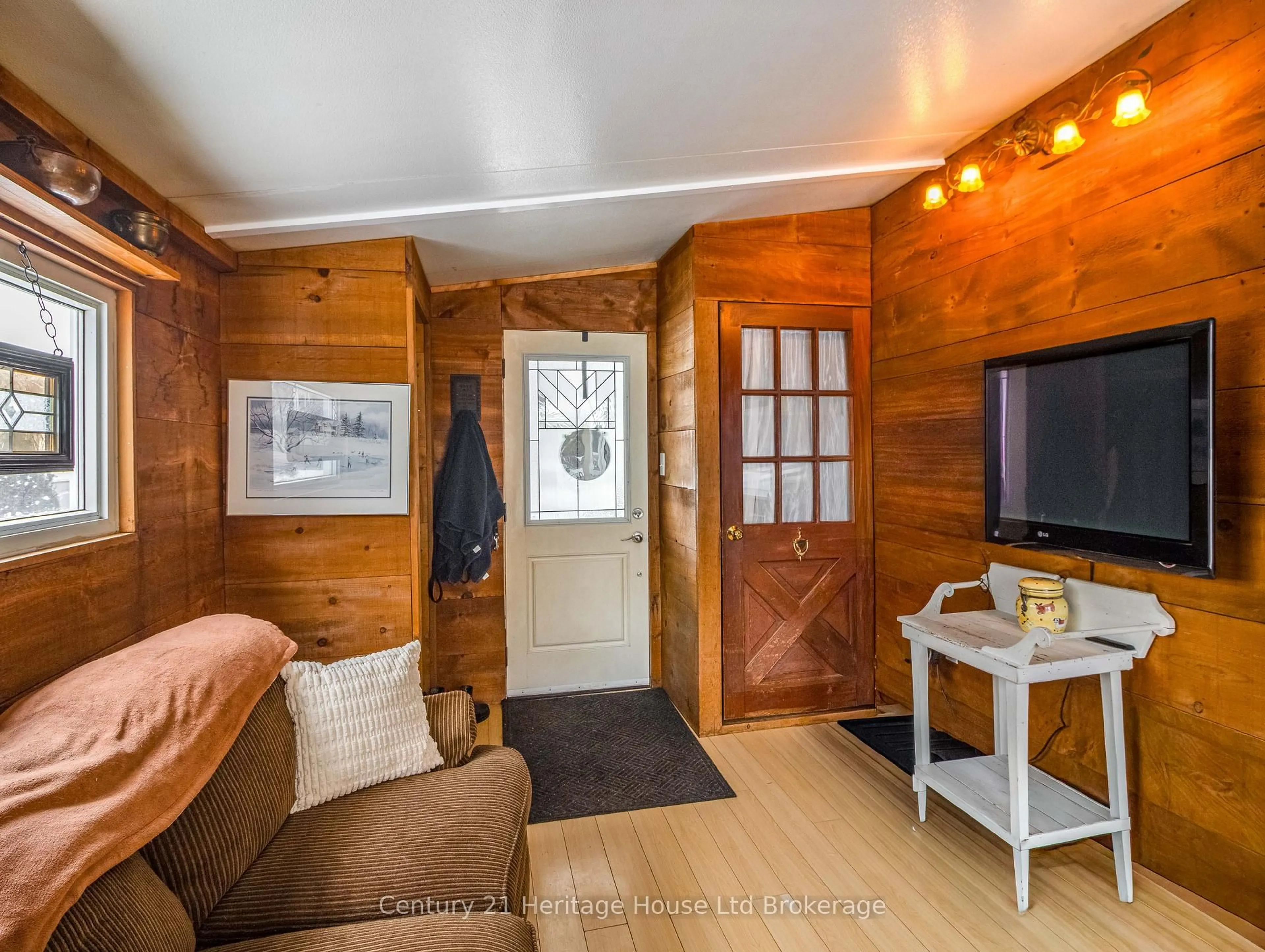 Indoor entryway for 596101 Highway 59 #4 Tropicana Cres, East Zorra-Tavistock Ontario N4S 7W1