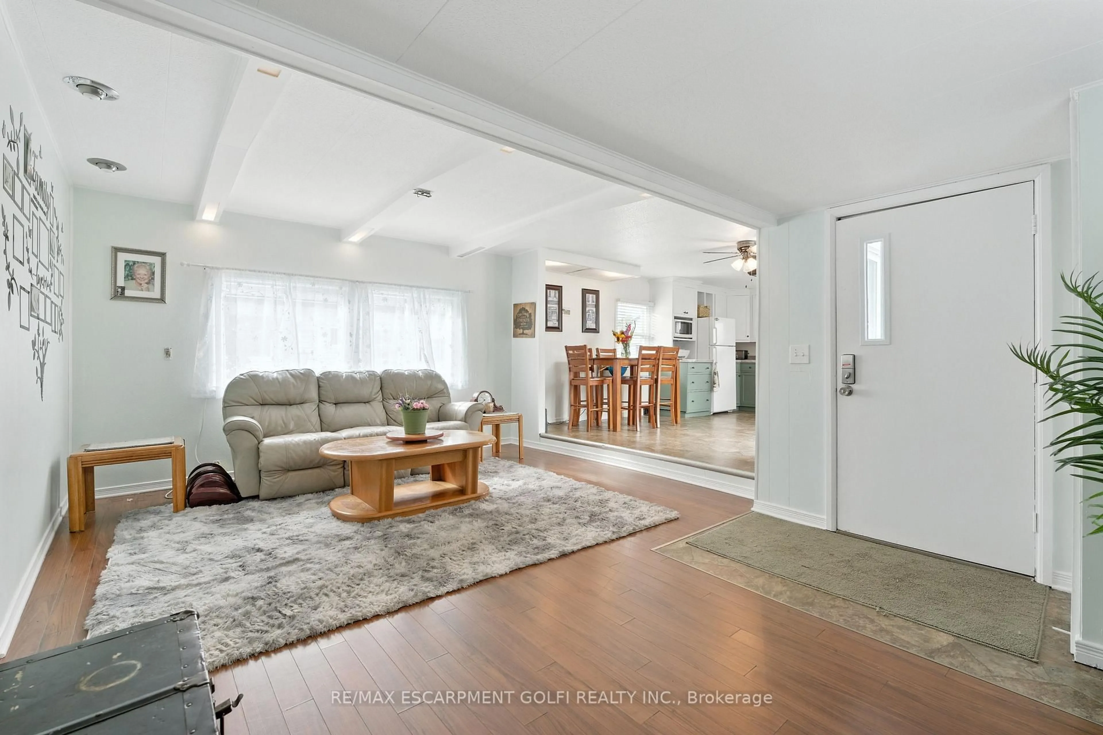 Living room with furniture, unknown for 4588 Martha Lane, Lincoln Ontario L0R 1B1