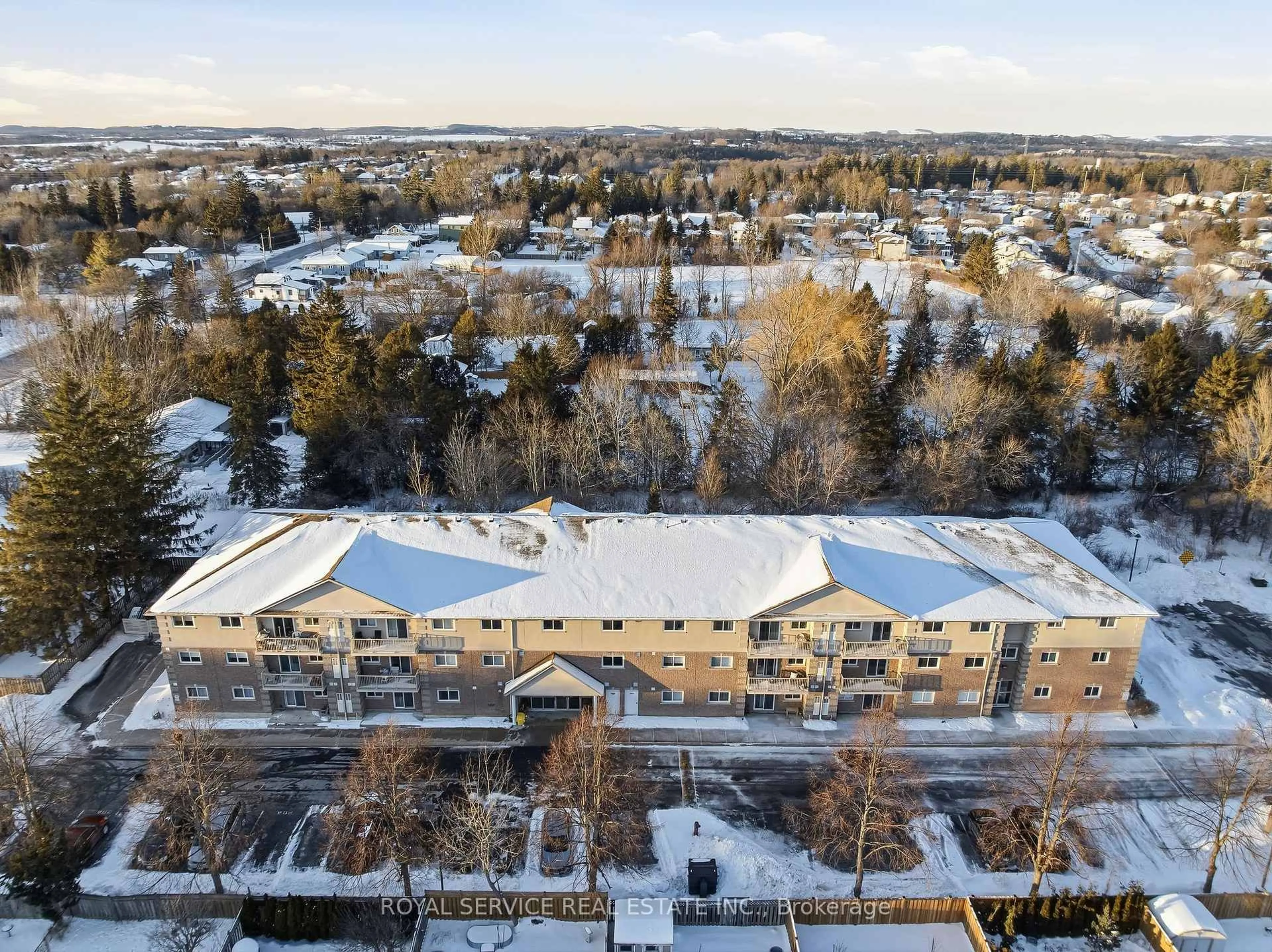 A pic from outside/outdoor area/front of a property/back of a property/a pic from drone, unknown for 841 Battell St #304, Cobourg Ontario K9A 0B9