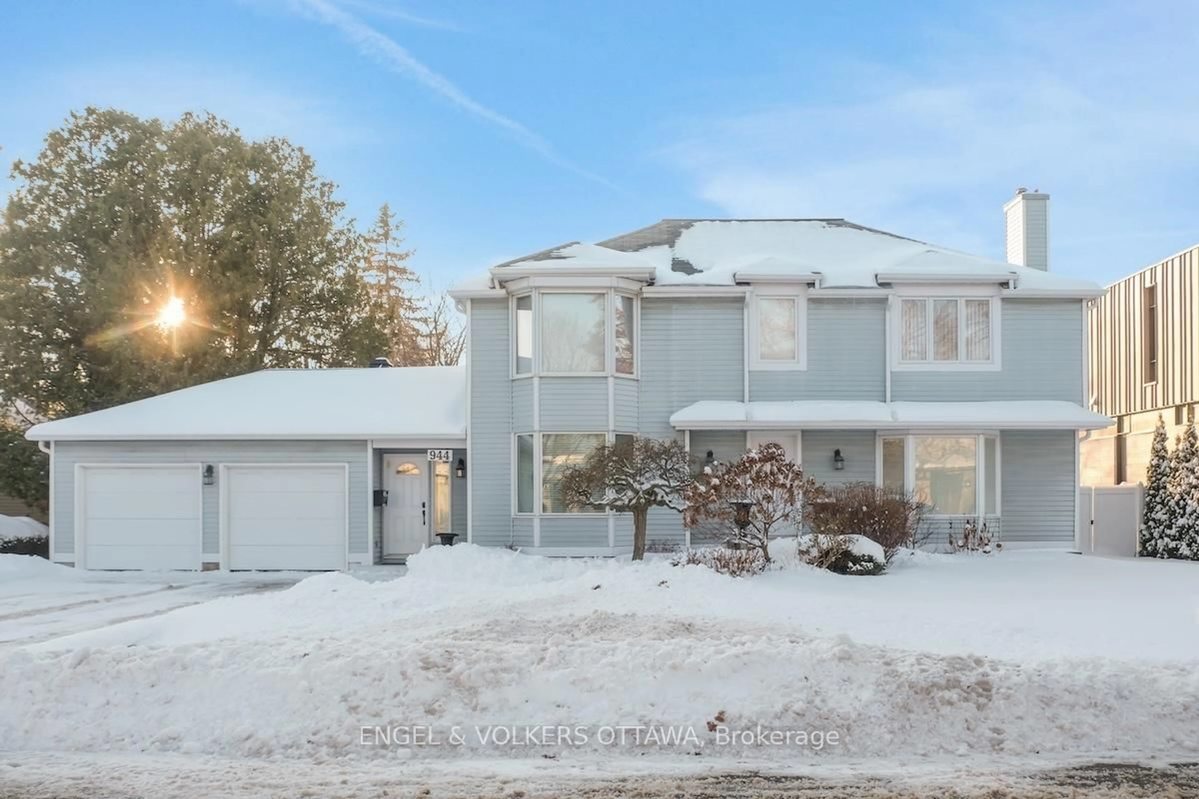 A pic from outside/outdoor area/front of a property/back of a property/a pic from drone, street for 944 Muskoka Ave, Ottawa Ontario K2A 3H9