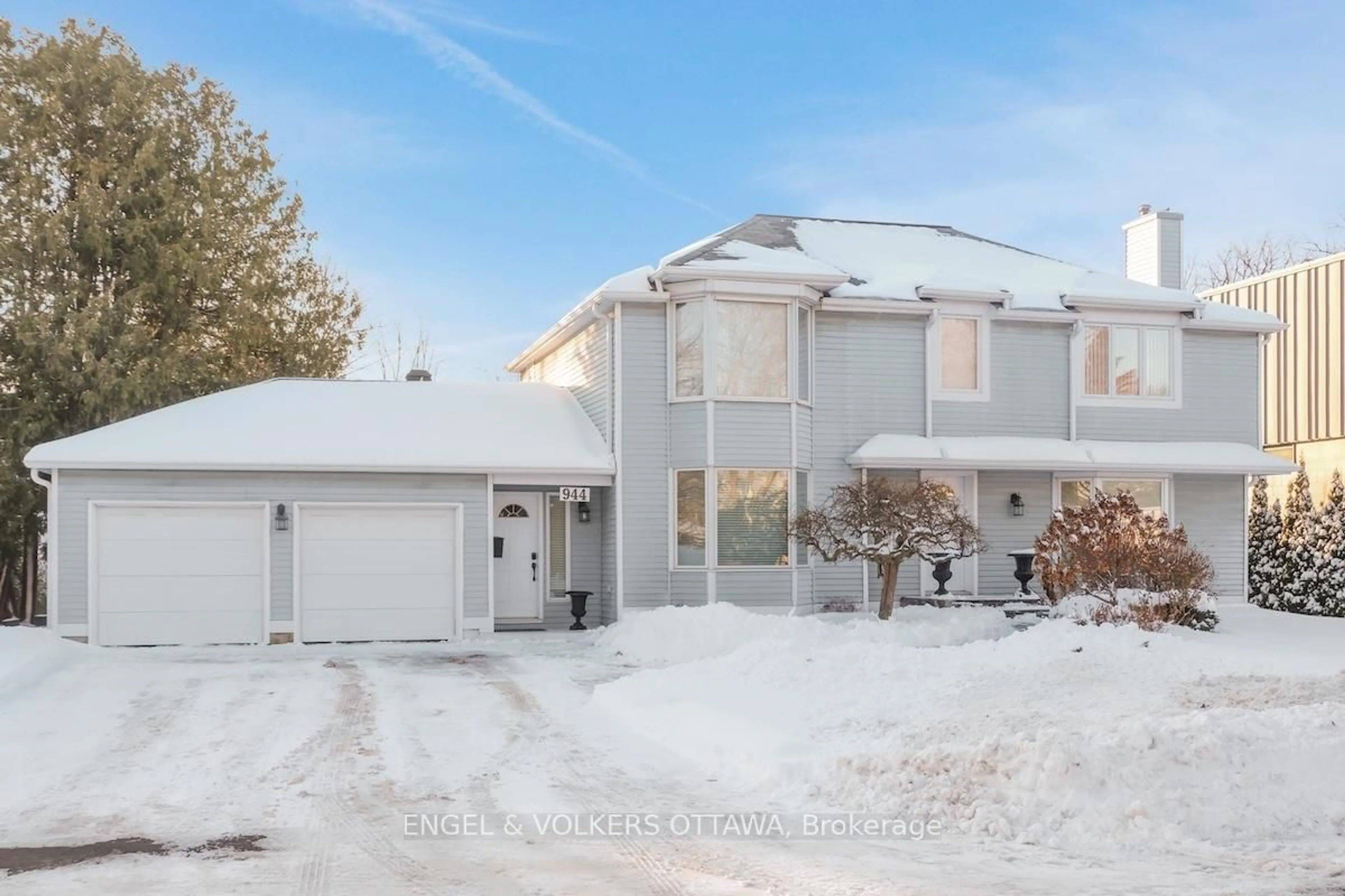 A pic from outside/outdoor area/front of a property/back of a property/a pic from drone, street for 944 Muskoka Ave, Ottawa Ontario K2A 3H9