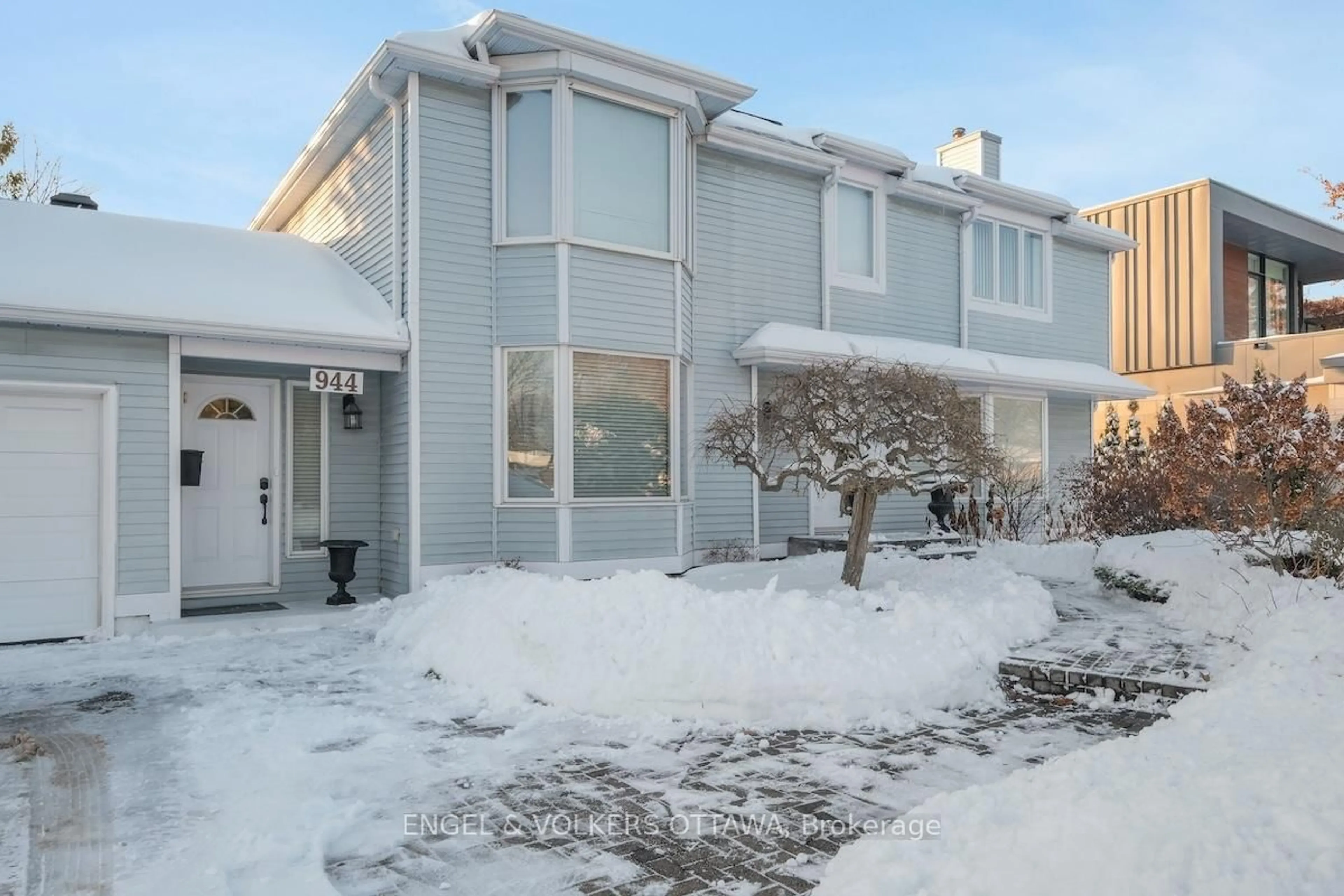 Unknown for 944 Muskoka Ave, Ottawa Ontario K2A 3H9