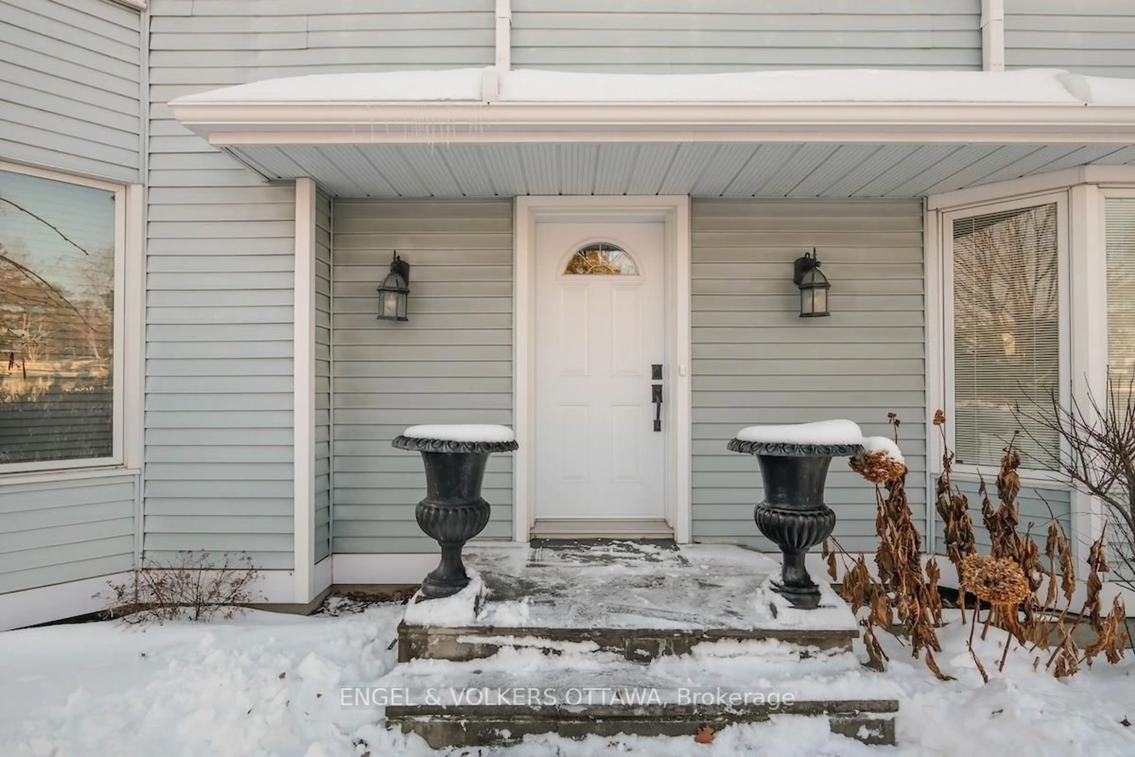 Indoor entryway for 944 Muskoka Ave, Ottawa Ontario K2A 3H9