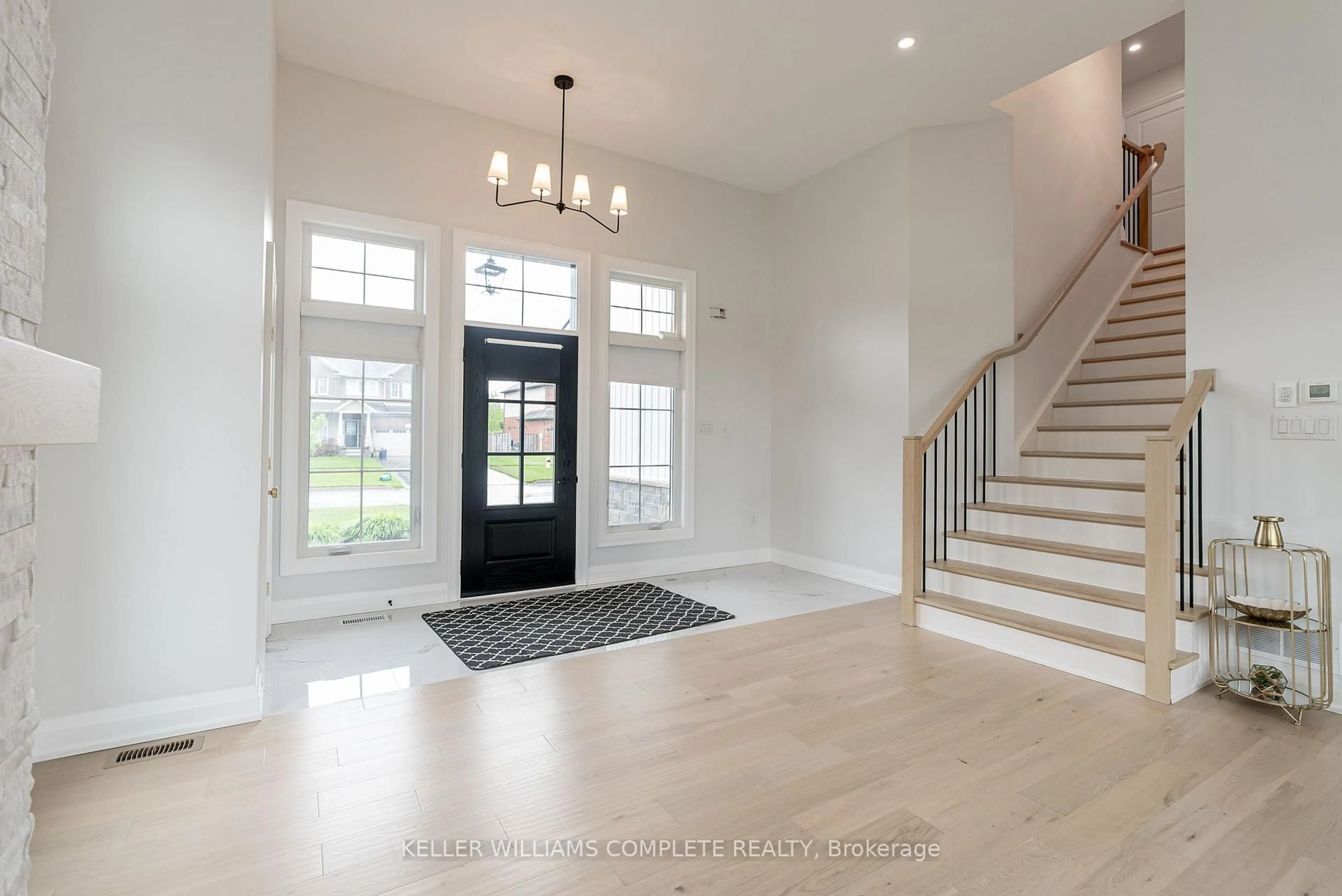 Indoor entryway for 619 Brian St, Fort Erie Ontario L2A 6W1