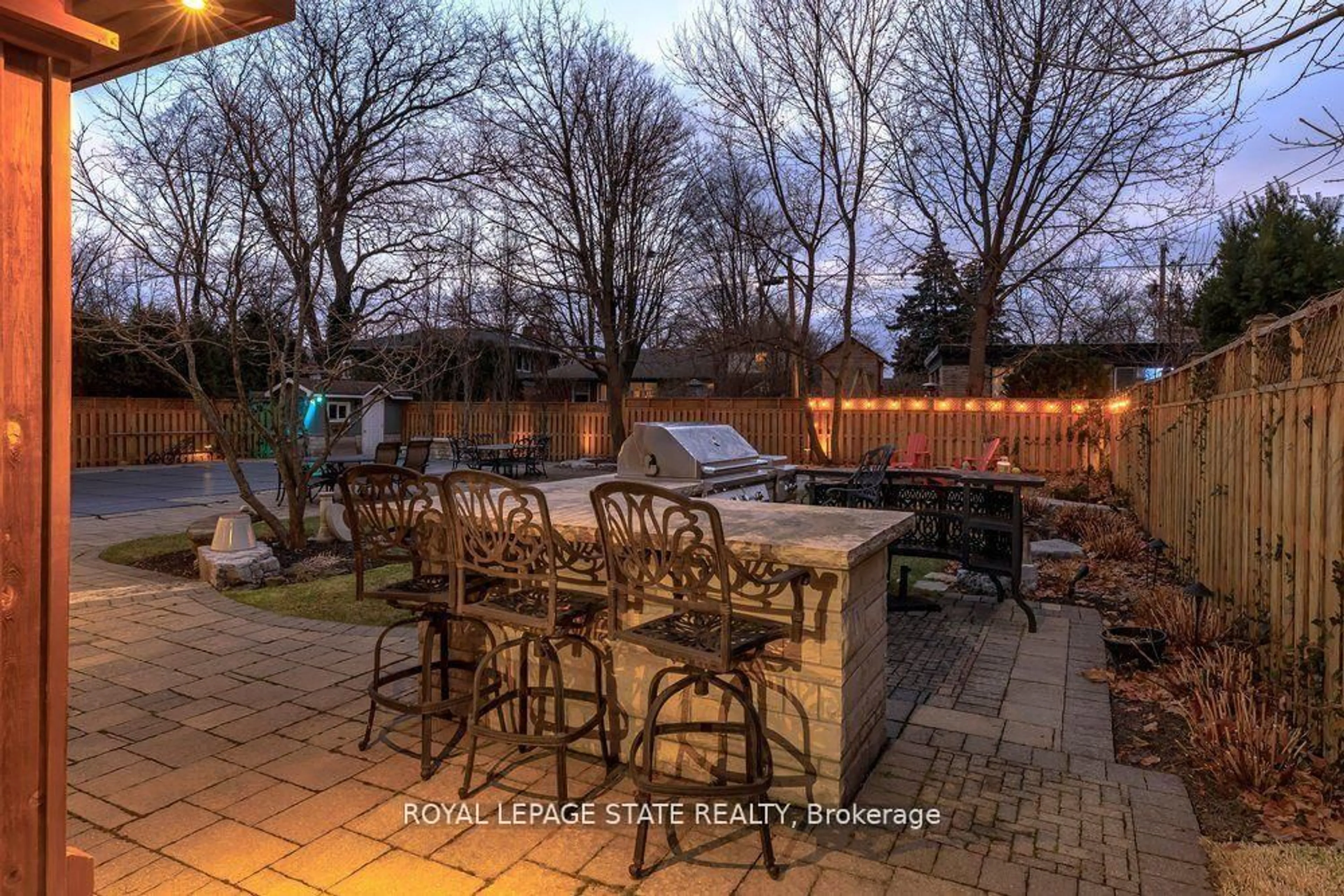 Patio, street for 29 Woodside Dr, Hamilton Ontario L8T 1C4