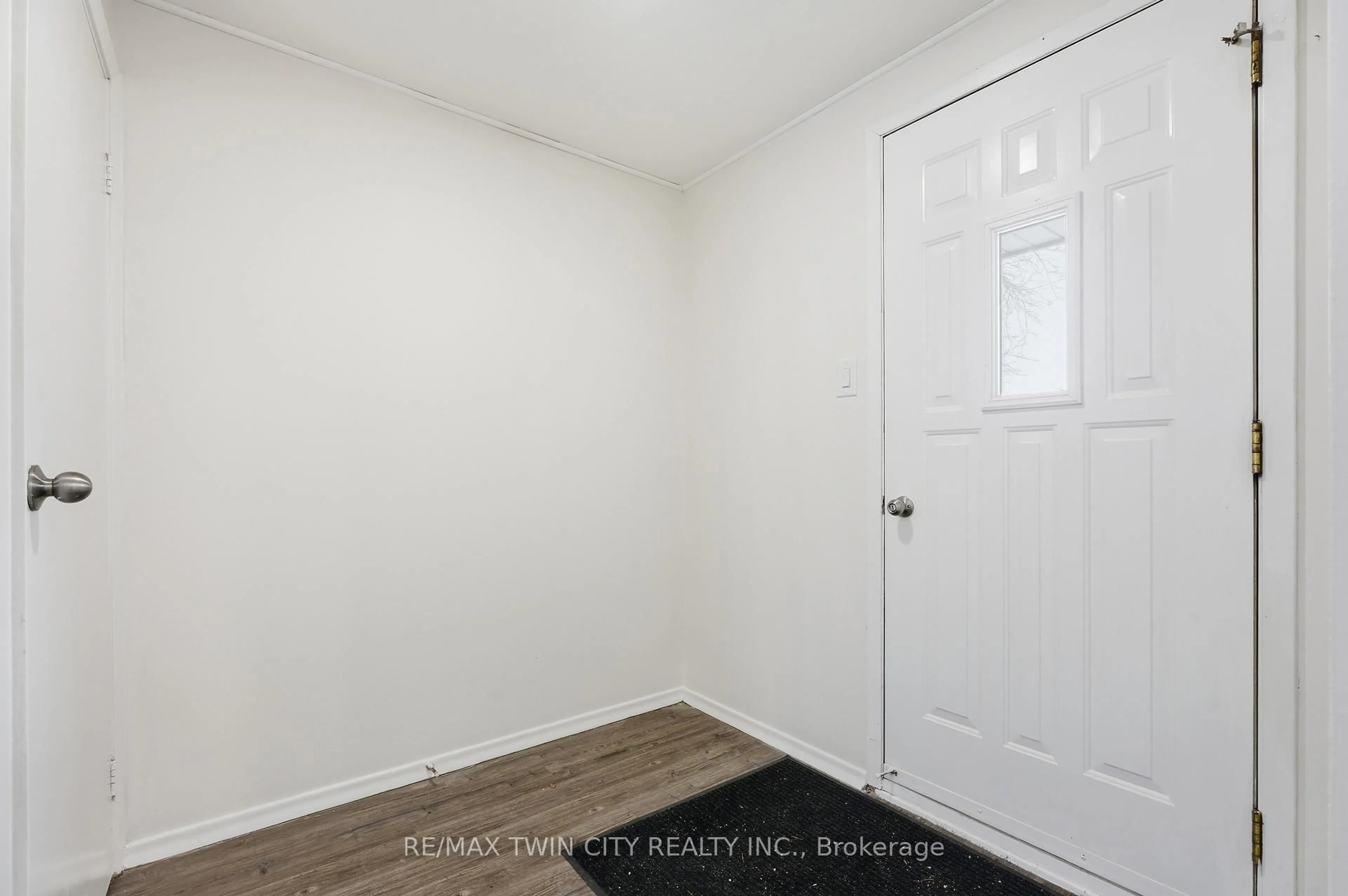 Indoor entryway for 280 Thaler Ave #9, Kitchener Ontario N2A 1R6