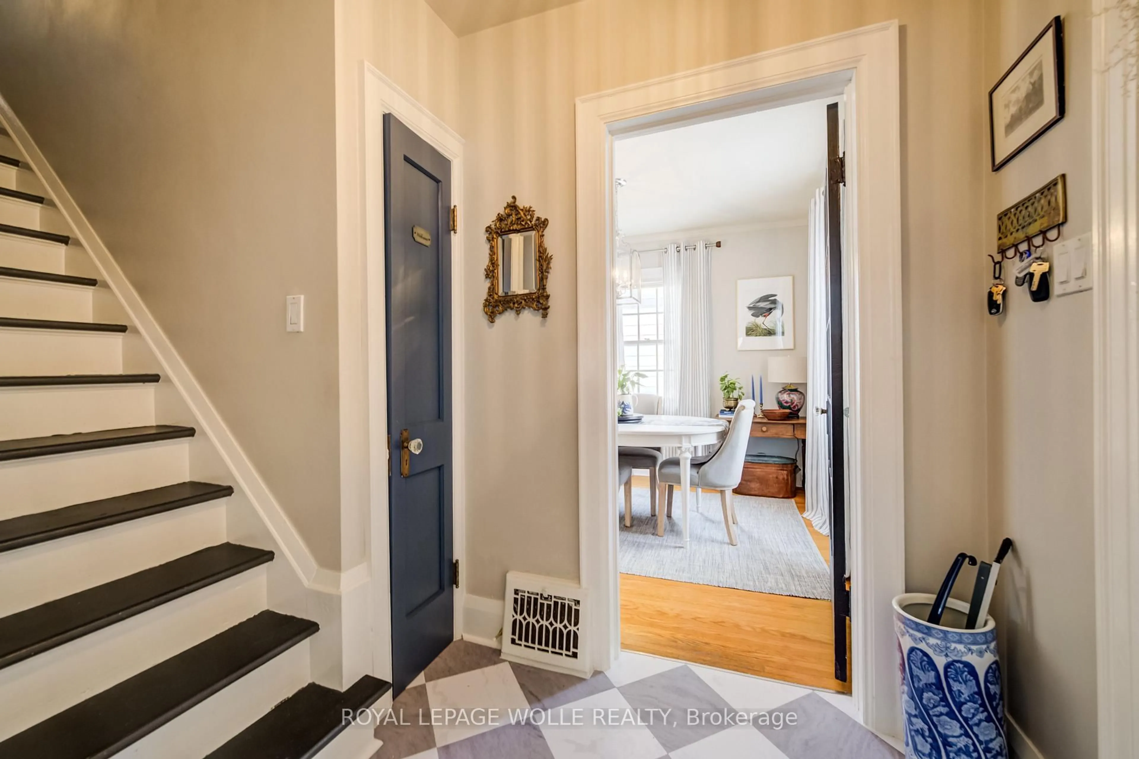 Indoor entryway for 8 Lowrey Ave, Cambridge Ontario N1R 4Z1