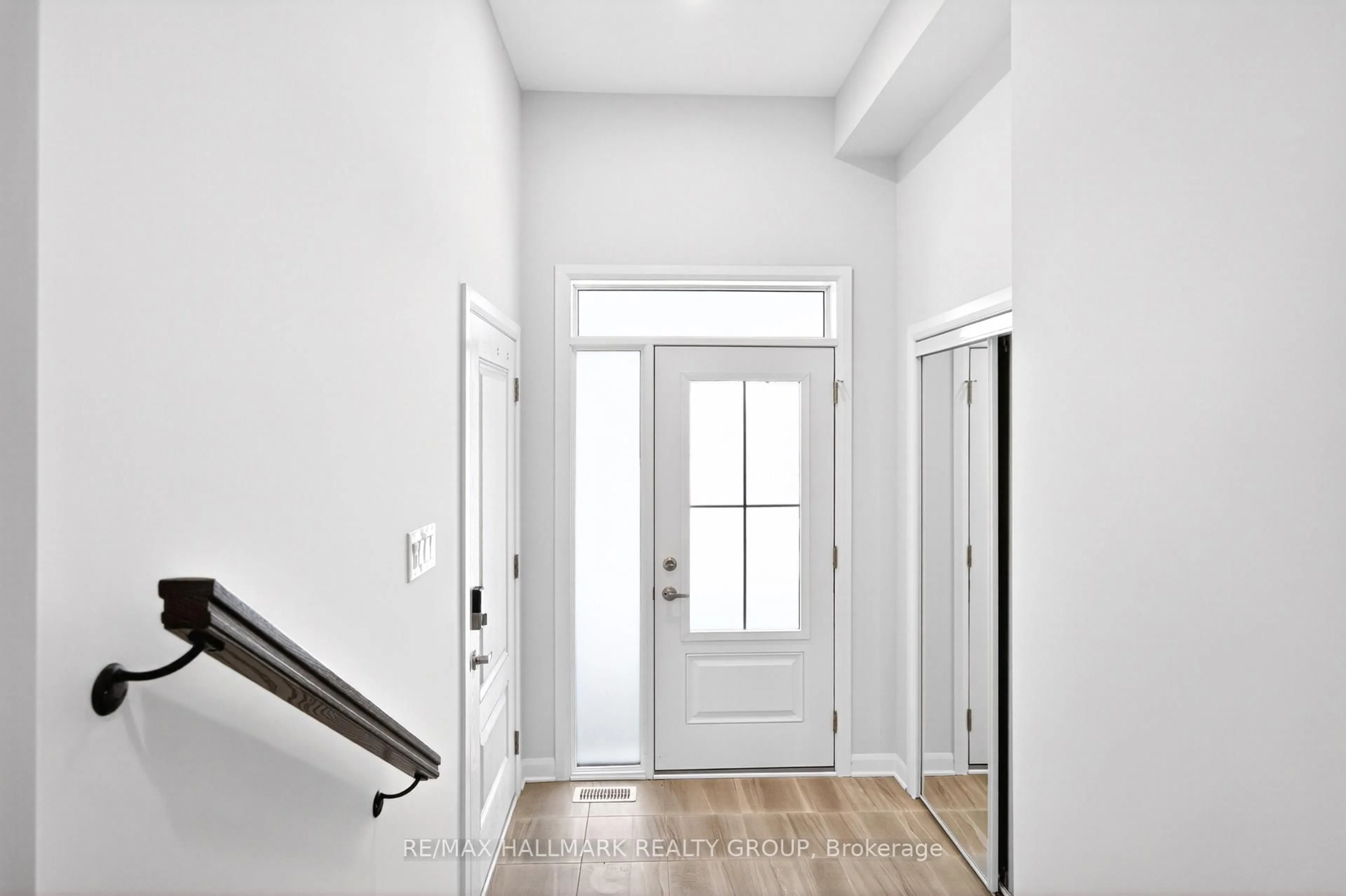 Indoor entryway for 887 Eileen Vollick Cres, Kanata Ontario K2W 0M9