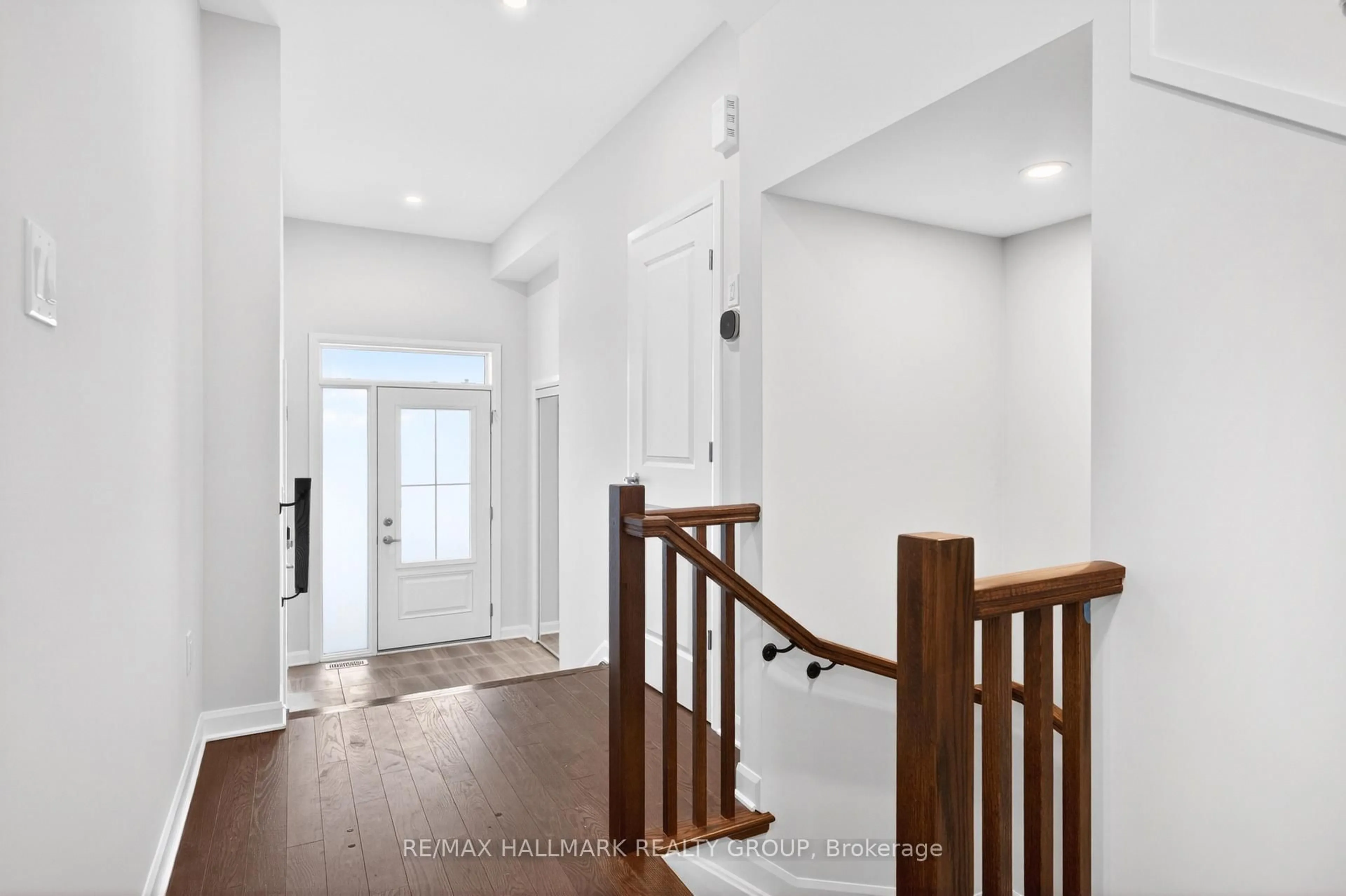 Indoor entryway for 887 Eileen Vollick Cres, Kanata Ontario K2W 0M9