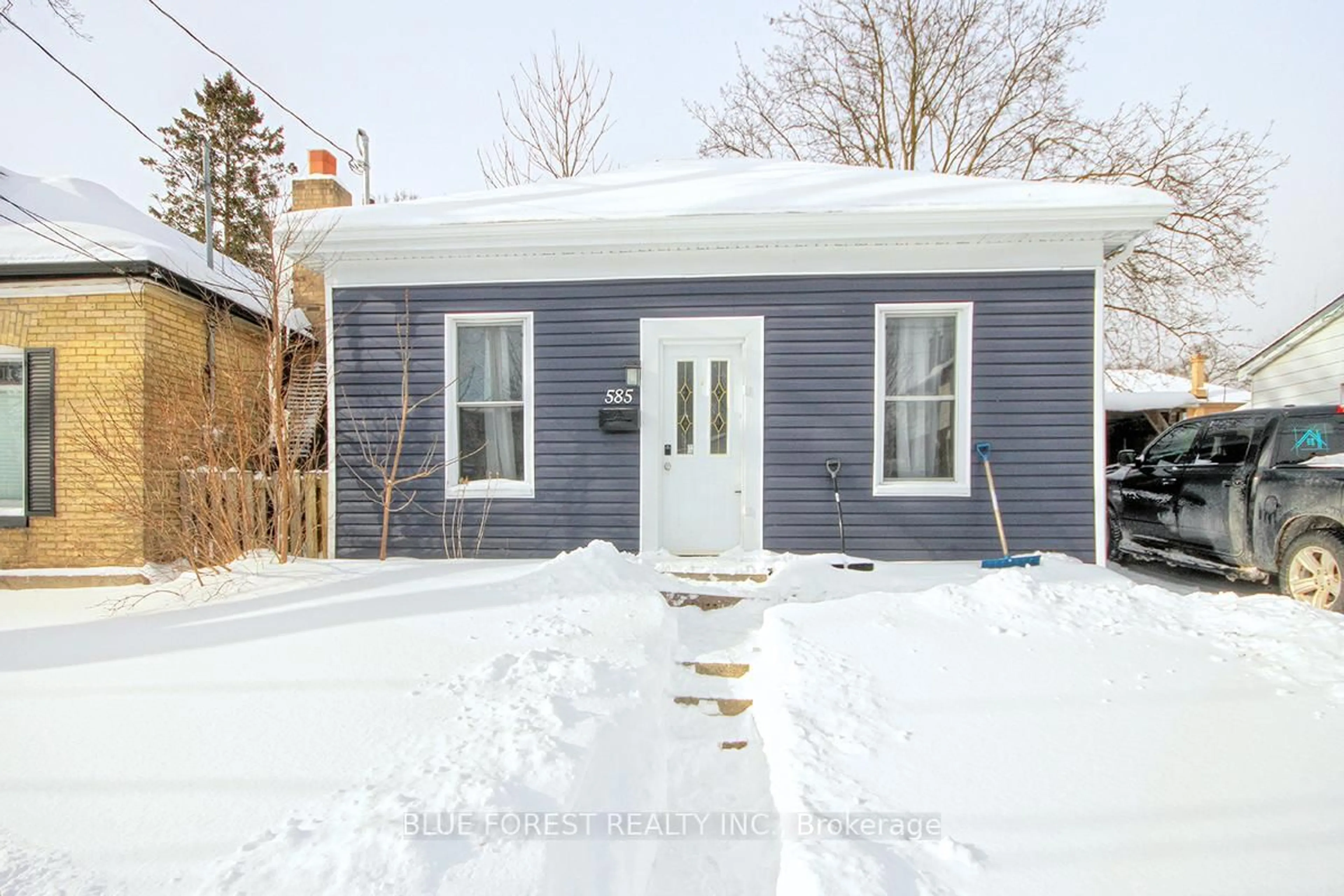 Unknown for 585 Elizabeth St, London East Ontario N5W 3S5