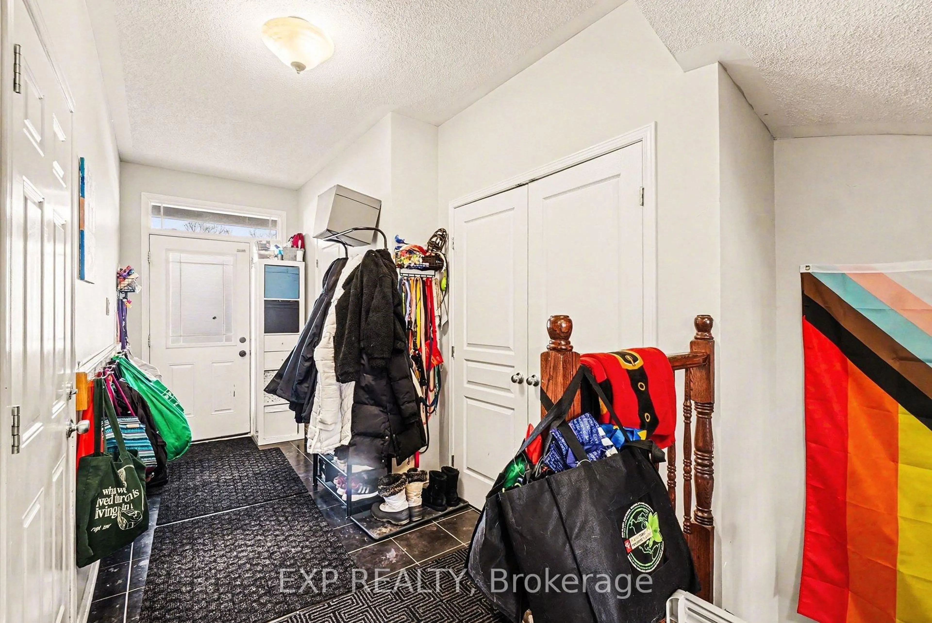 Indoor entryway for 735 Regiment Ave, Ottawa Ontario K2M 0E6