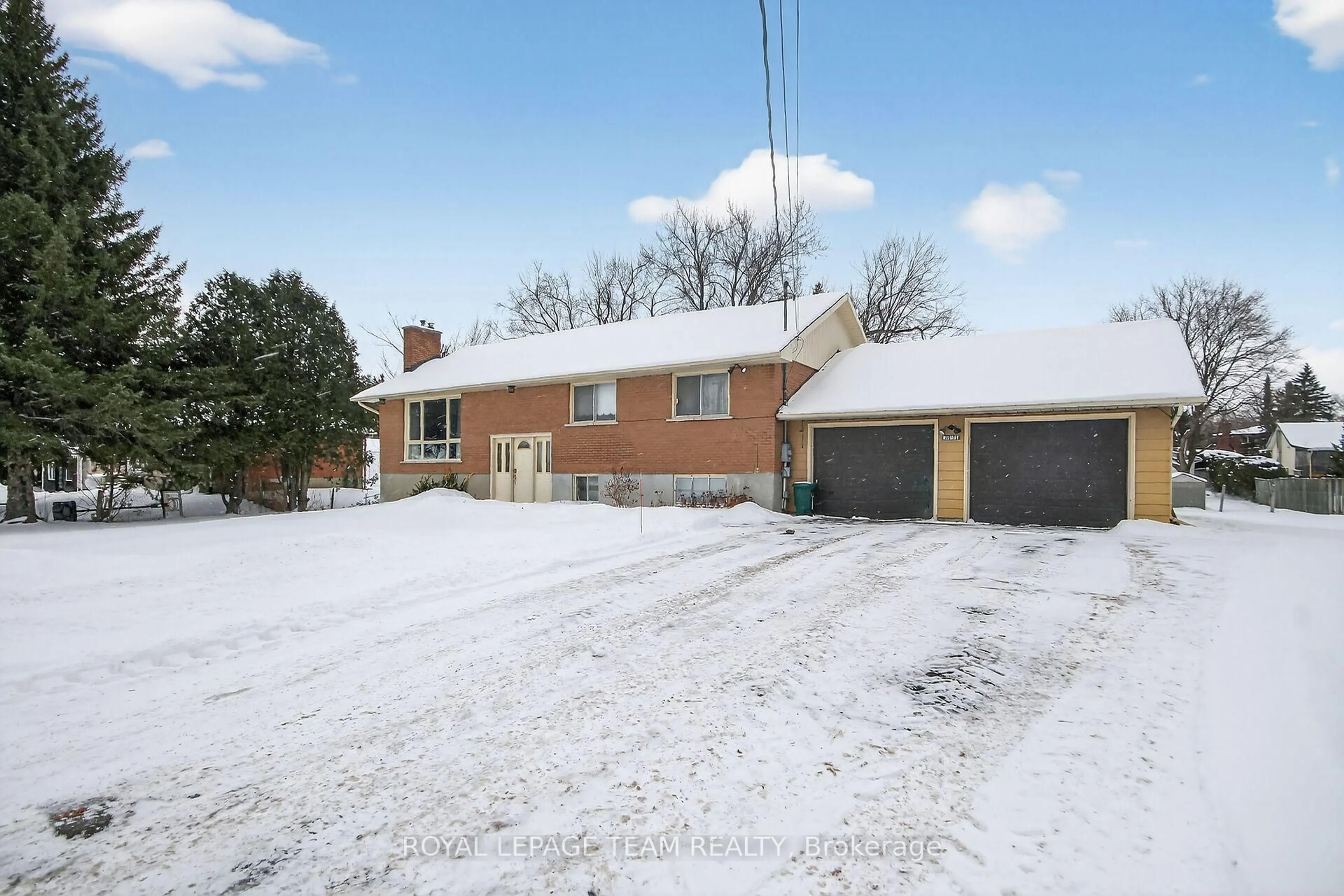 A pic from outside/outdoor area/front of a property/back of a property/a pic from drone, street for 1494 Meadow Dr, Ottawa Ontario K4P 1B1