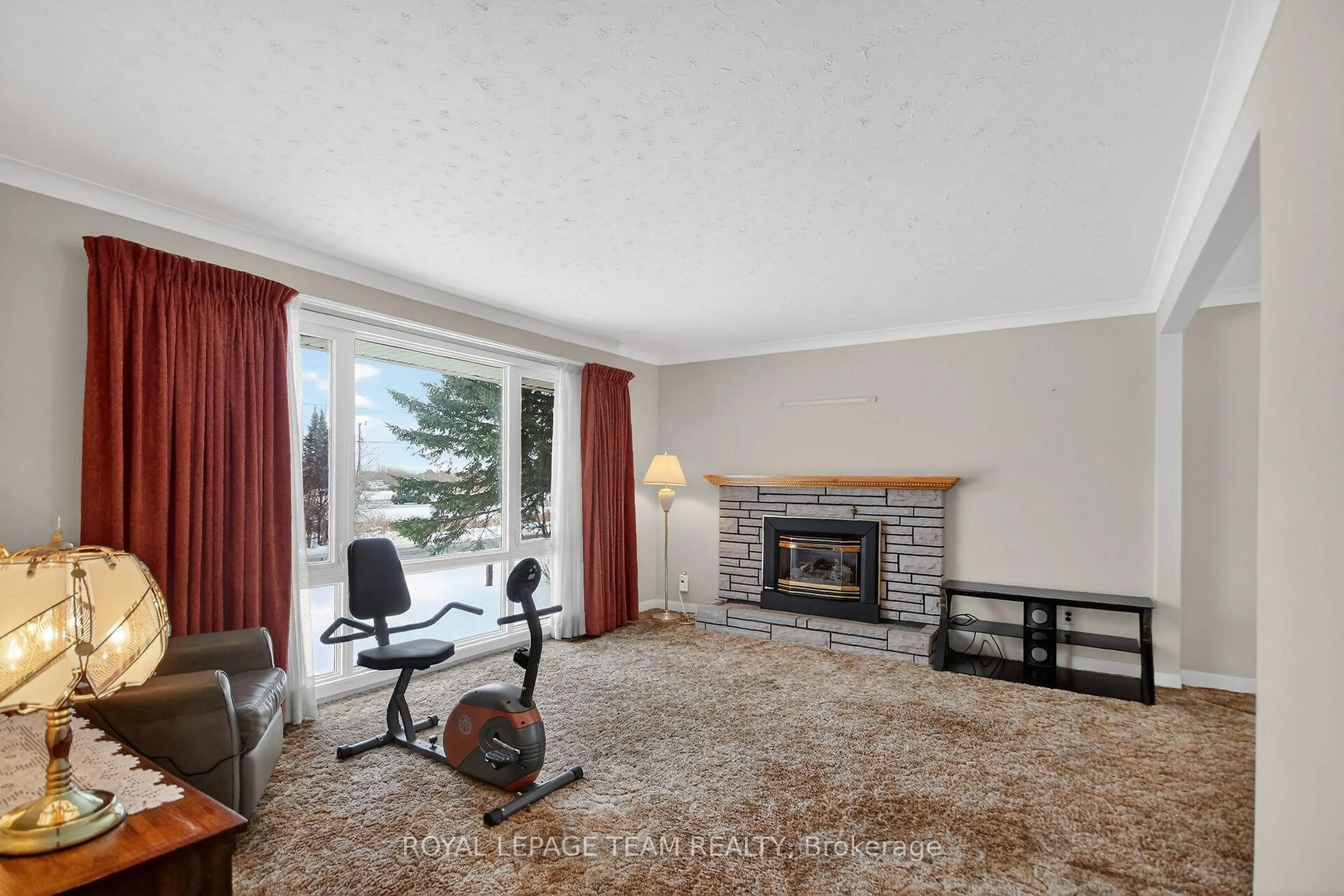 Living room with furniture, carpet floor for 1494 Meadow Dr, Ottawa Ontario K4P 1B1