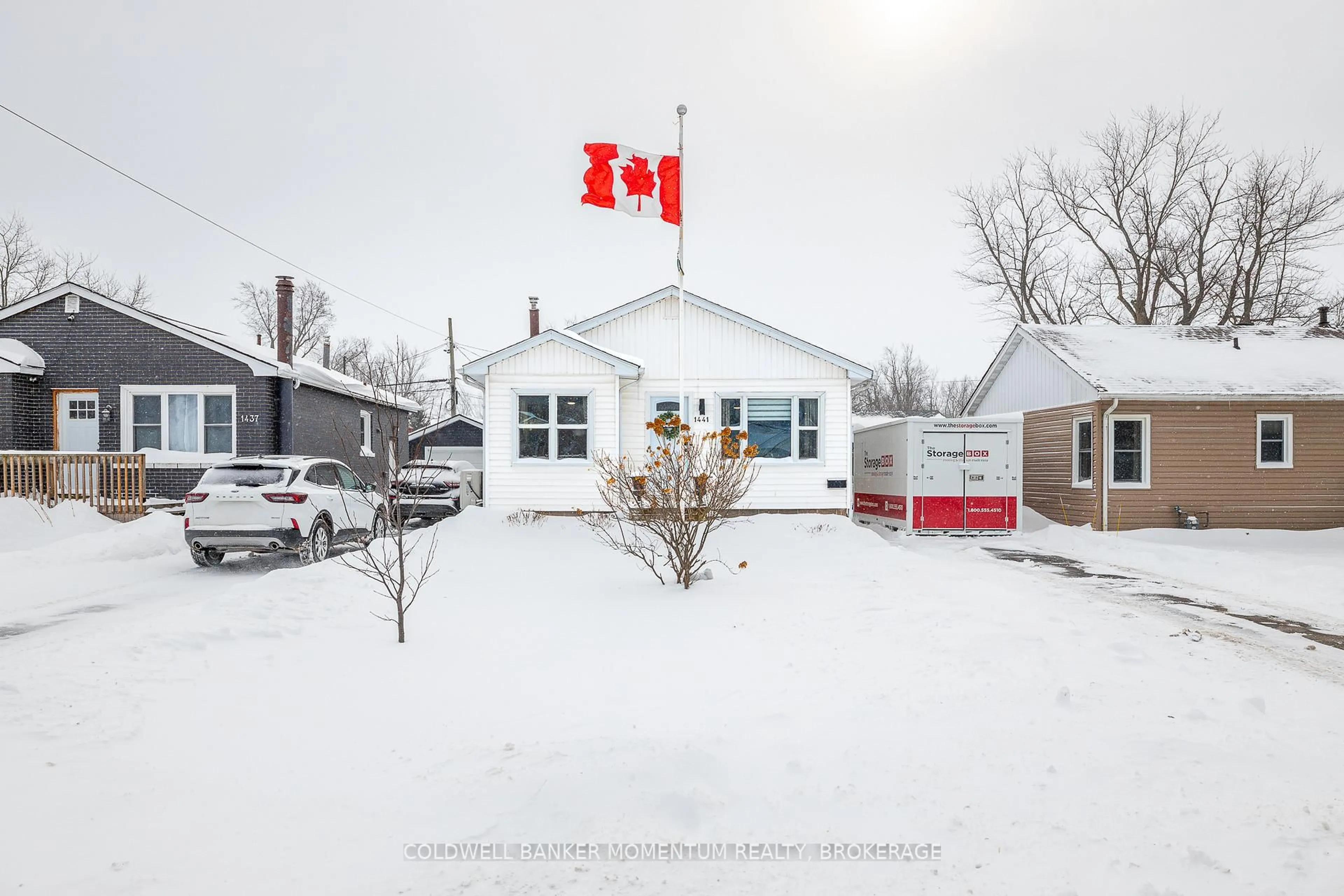 A pic from outside/outdoor area/front of a property/back of a property/a pic from drone, street for 1441 Dominion Rd, Fort Erie Ontario L2A 1J9